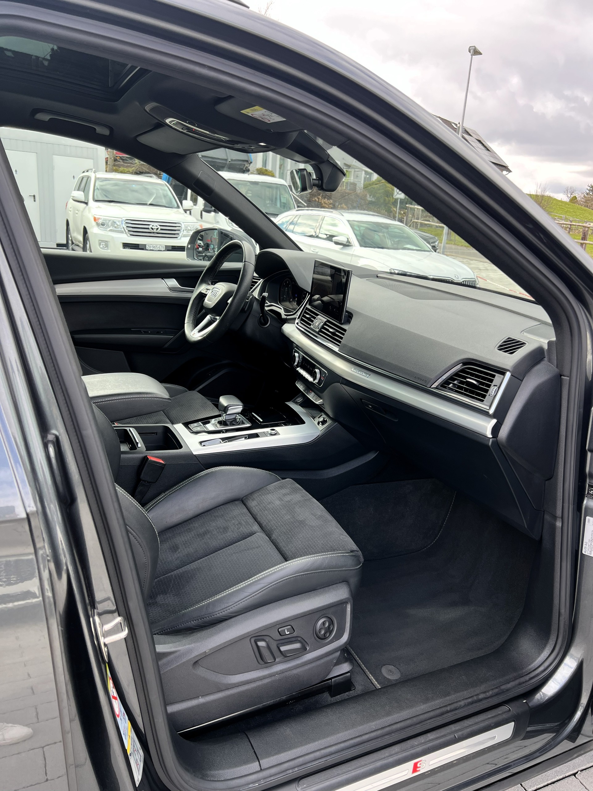 AUDI Q5 40 TDI Black Edition quattro S-tronic-image-14
