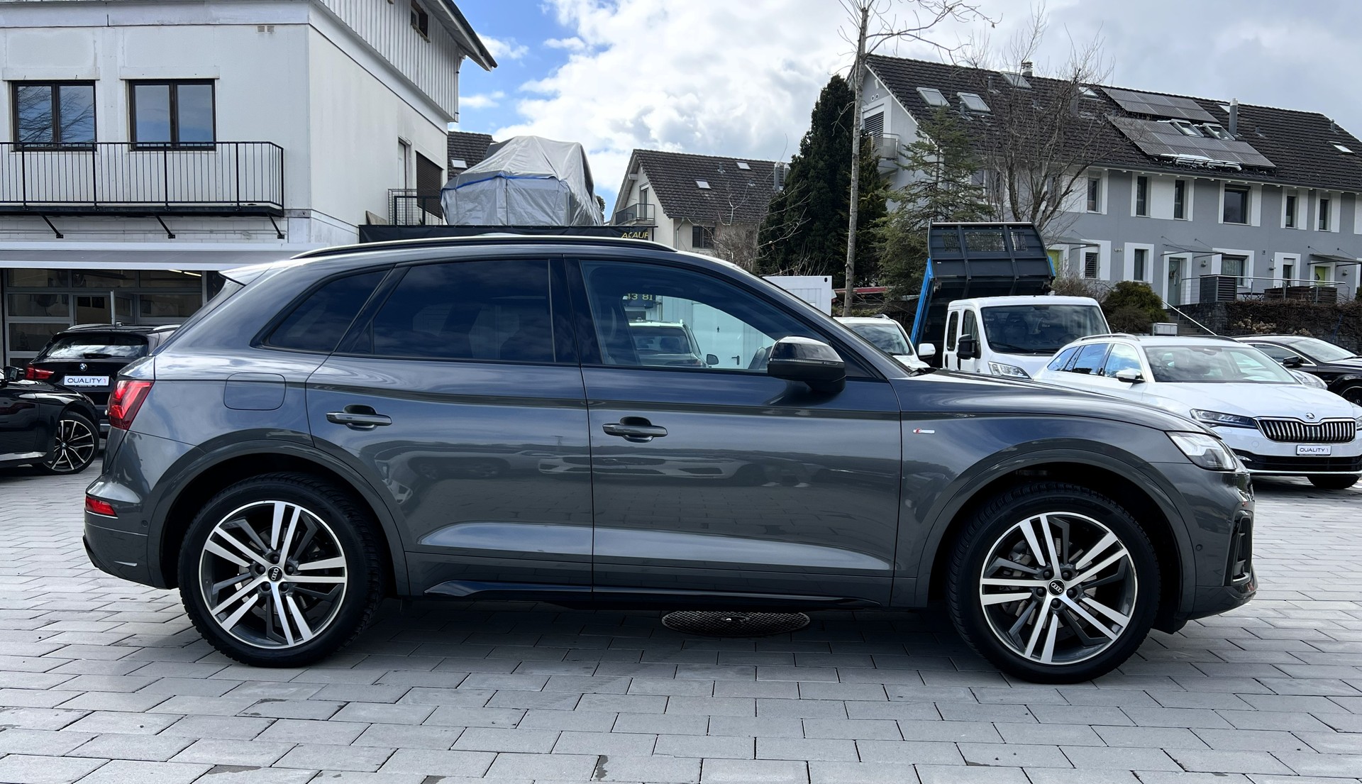 AUDI Q5 40 TDI Black Edition quattro S-tronic-image-5