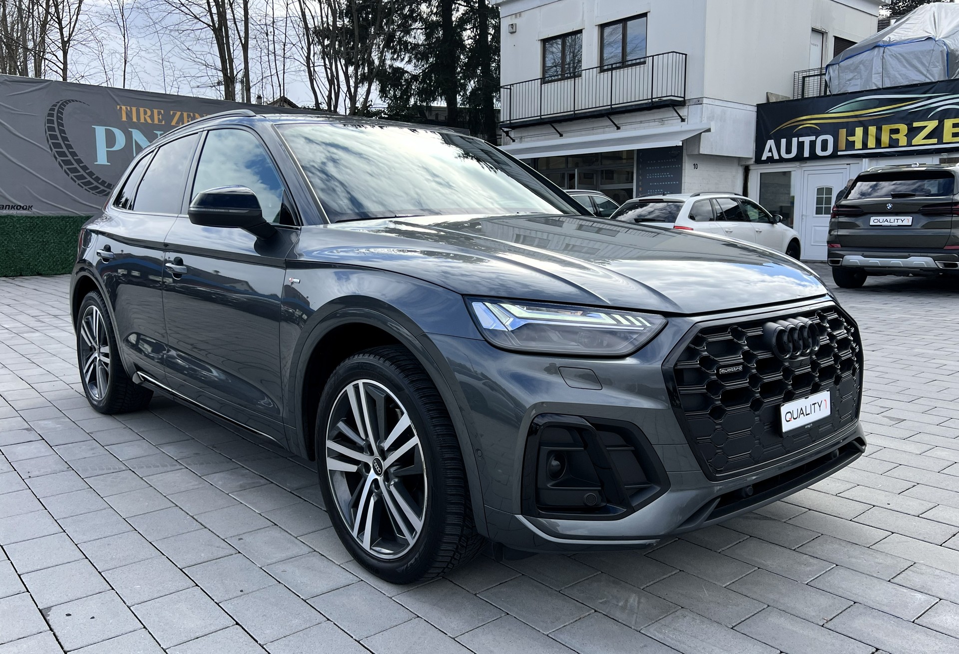 AUDI Q5 40 TDI Black Edition quattro S-tronic-image-6