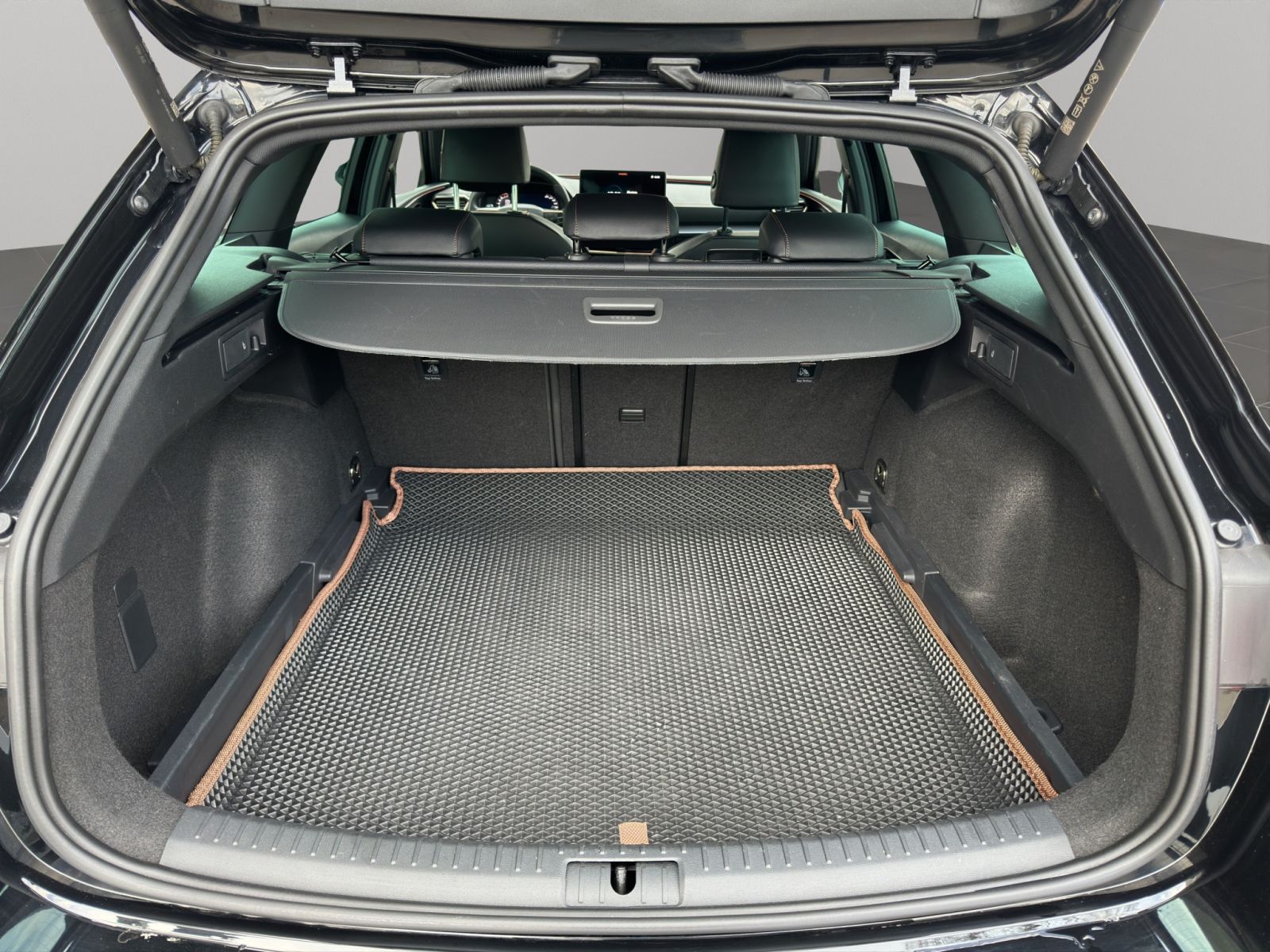 CUPRA Leon ST 1.5 eTSI DSG-image-11
