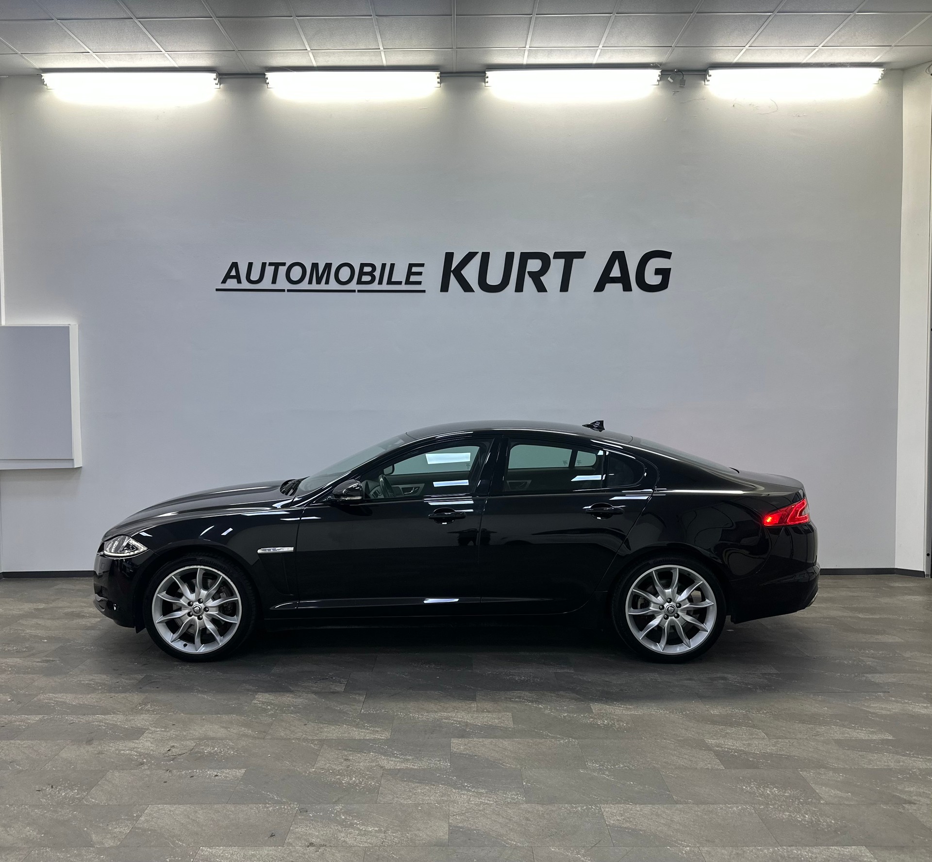 JAGUAR XF 3.0 V6 S/C Luxury 4x4-showroom-element-2