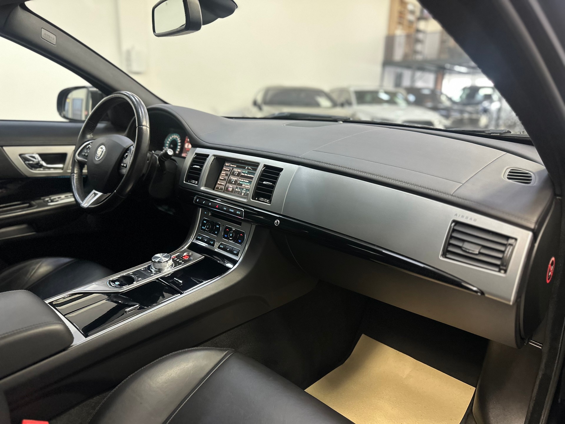 JAGUAR XF 3.0 V6 S/C Luxury 4x4-image-11