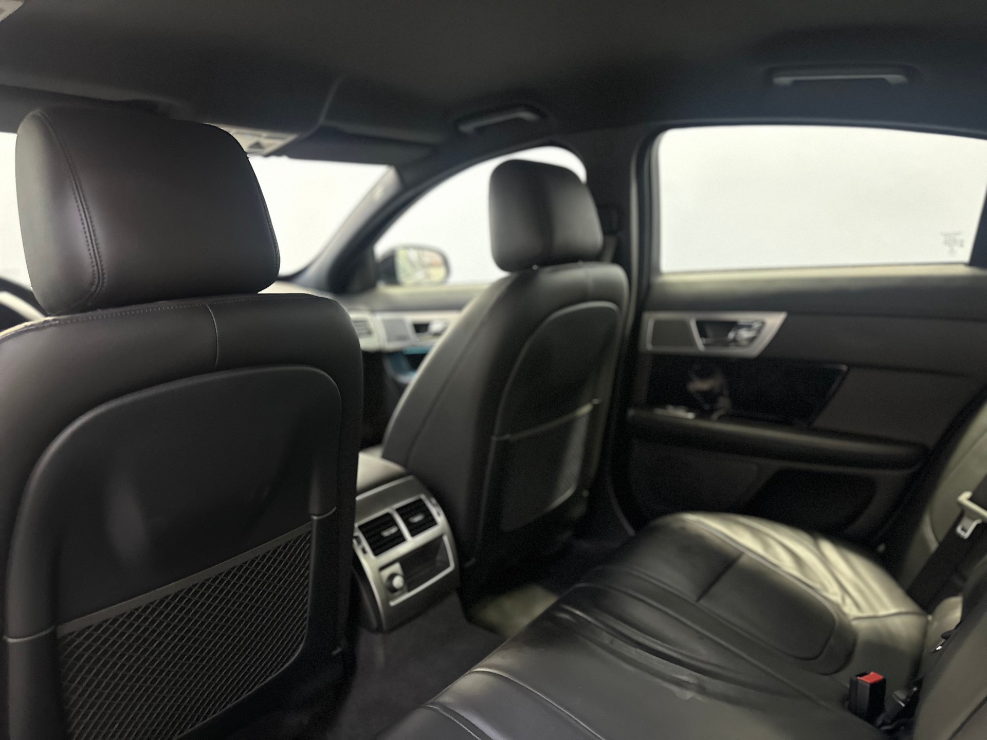 JAGUAR XF 3.0 V6 S/C Luxury 4x4-image-14