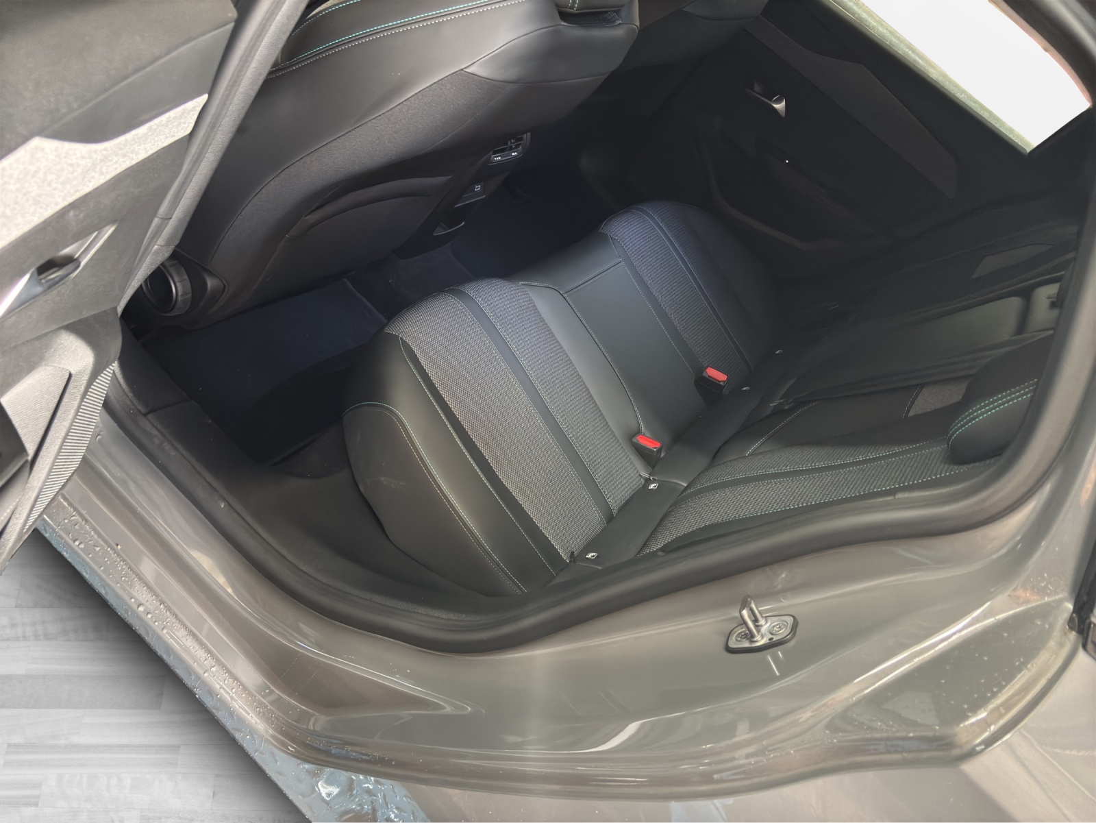 PEUGEOT 308 SW 1.2 PureTech Allure-image-14