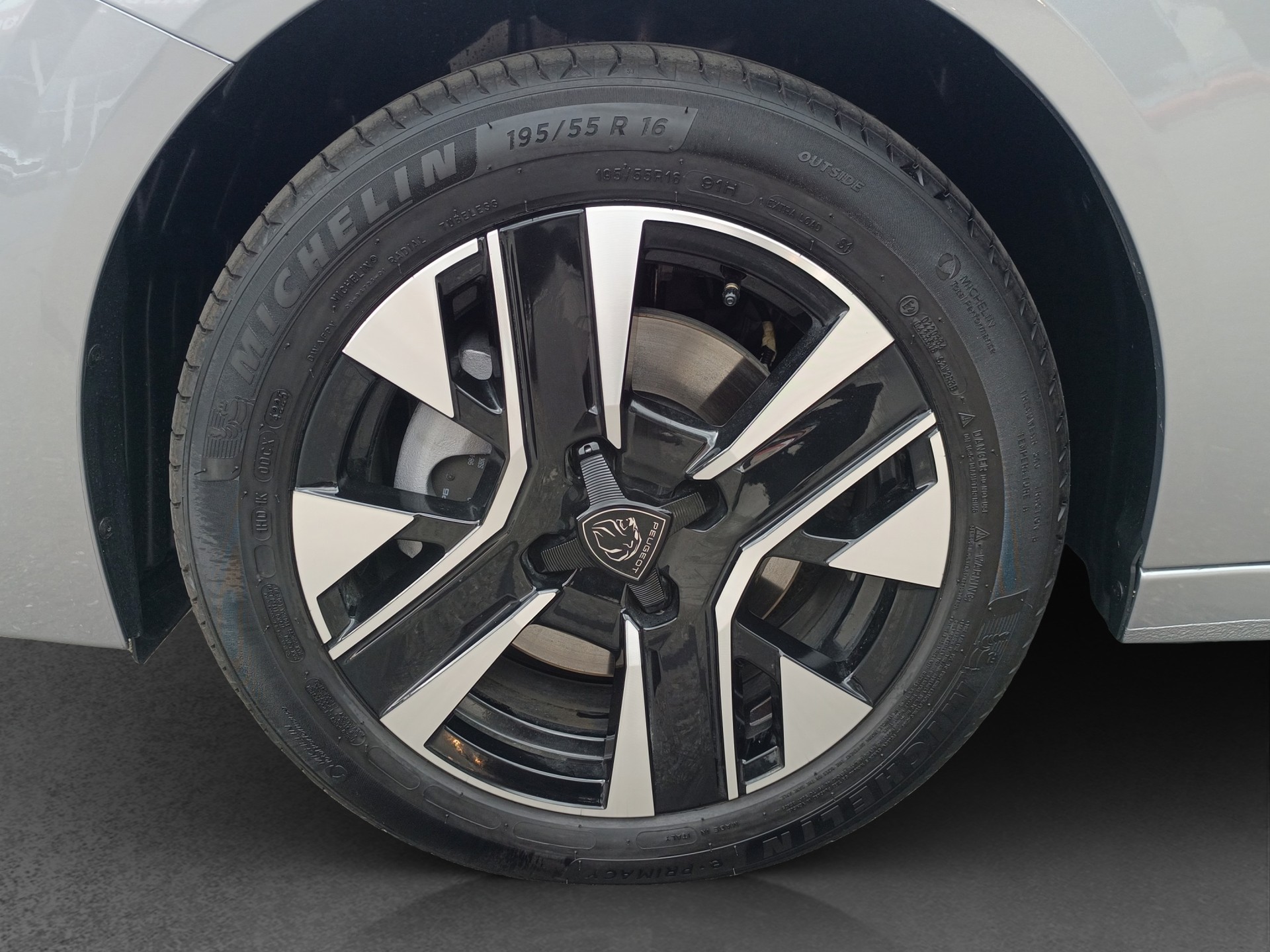 PEUGEOT 208 1.2 MHEV Allure-image-15