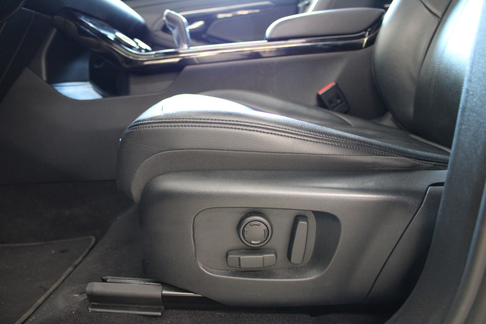LAND ROVER Evoque R-Dynamic P 200 MHEV SE AT9-image-9