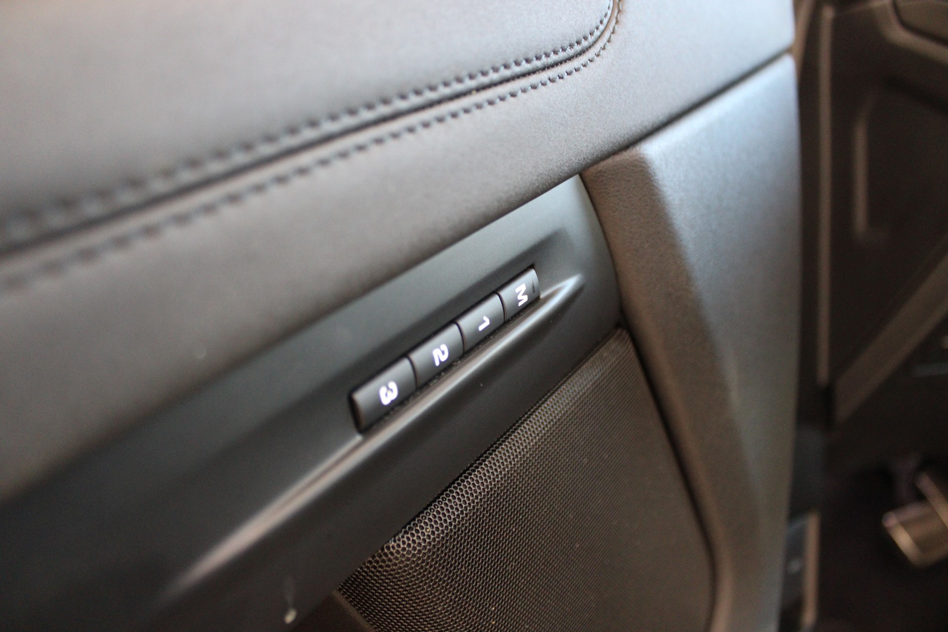 LAND ROVER Evoque R-Dynamic P 200 MHEV SE AT9-image-21
