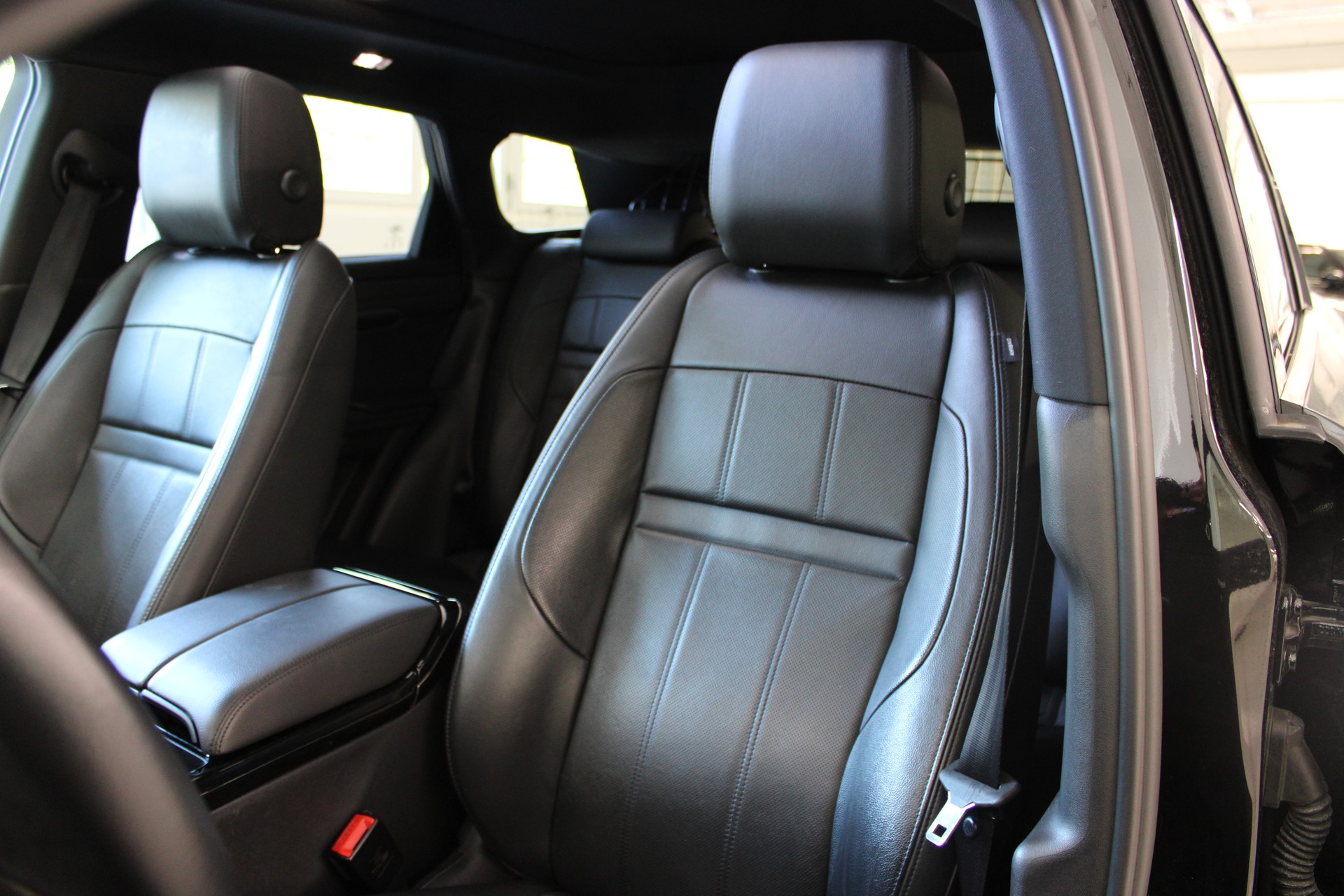 LAND ROVER Evoque R-Dynamic P 200 MHEV SE AT9-image-8