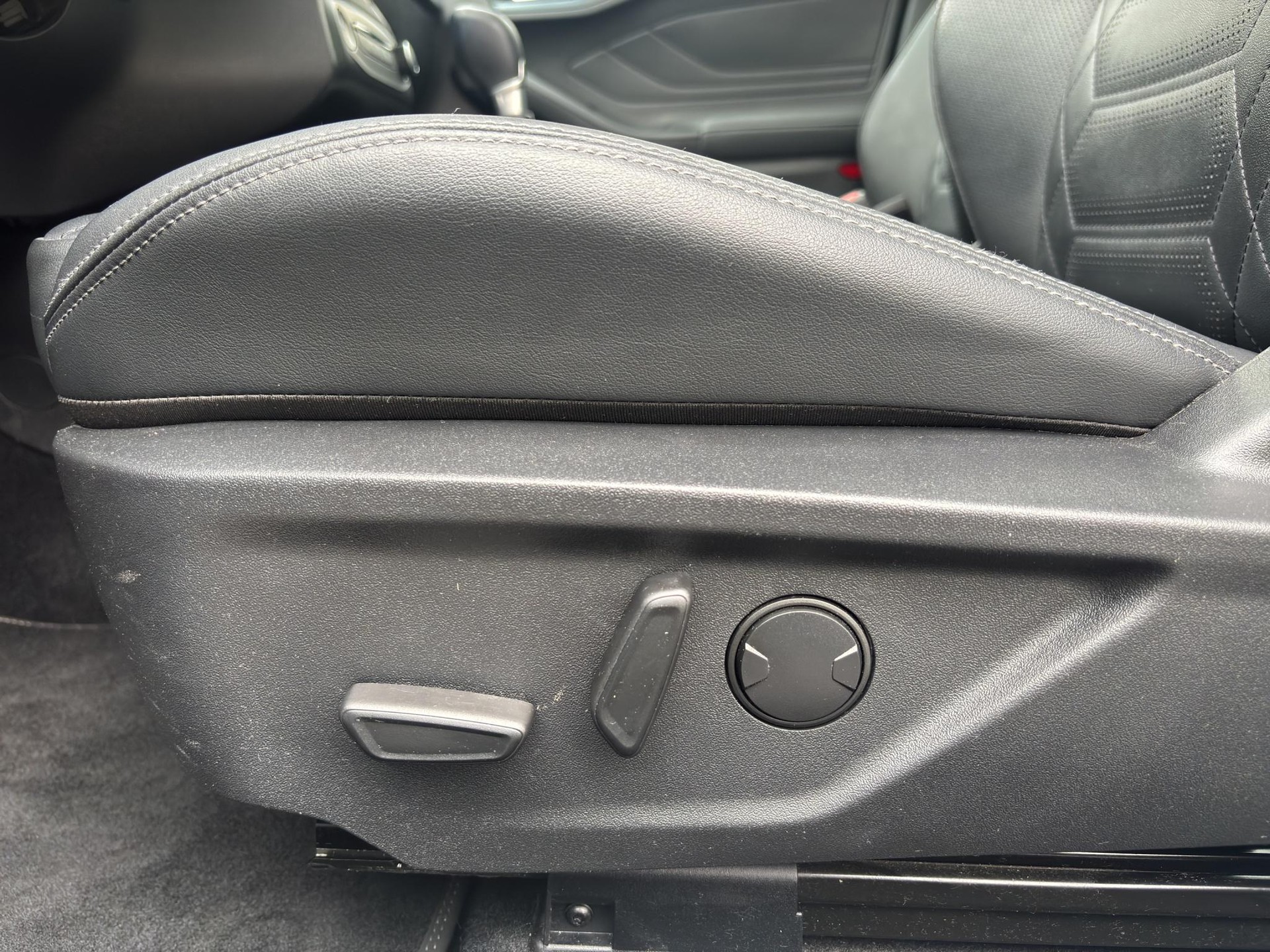 FORD Focus 1.0i EcoB Hybrid 155 Active Vignale-image-11