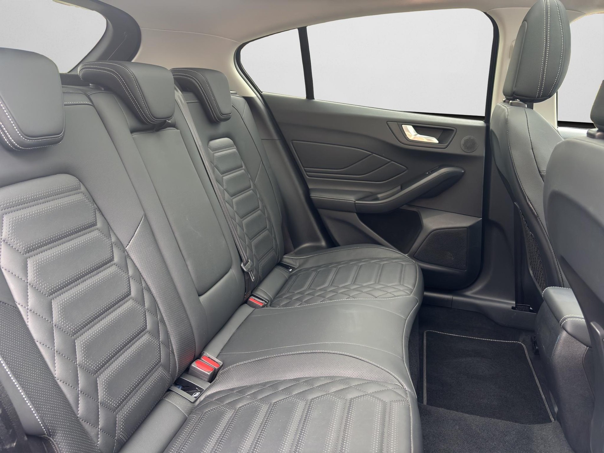 FORD Focus 1.0i EcoB Hybrid 155 Active Vignale-image-13