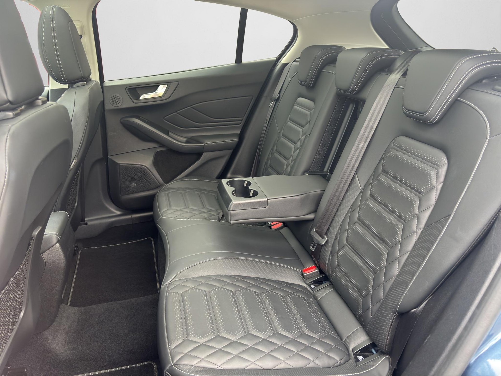 FORD Focus 1.0i EcoB Hybrid 155 Active Vignale-image-12