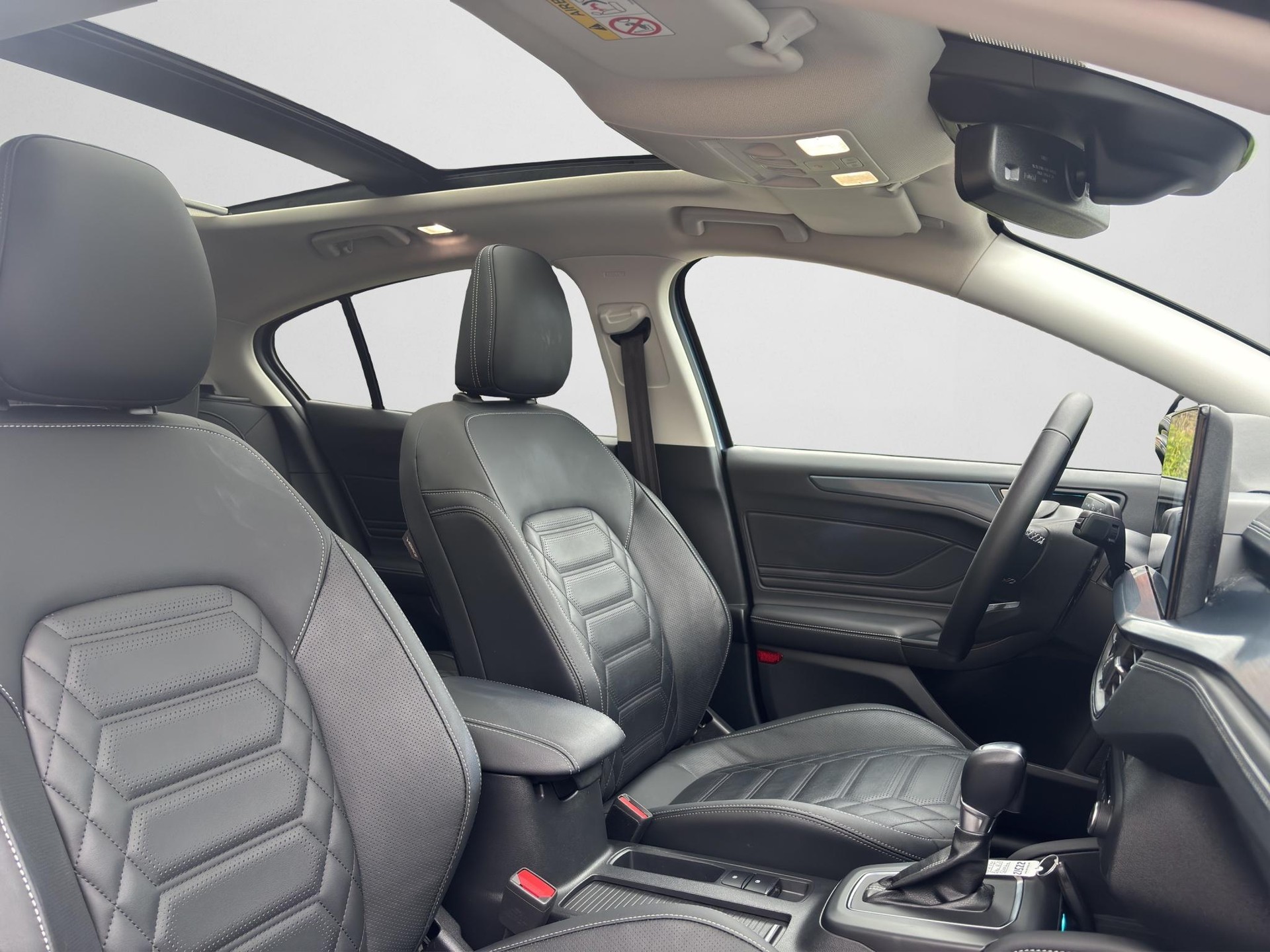 FORD Focus 1.0i EcoB Hybrid 155 Active Vignale-image-10