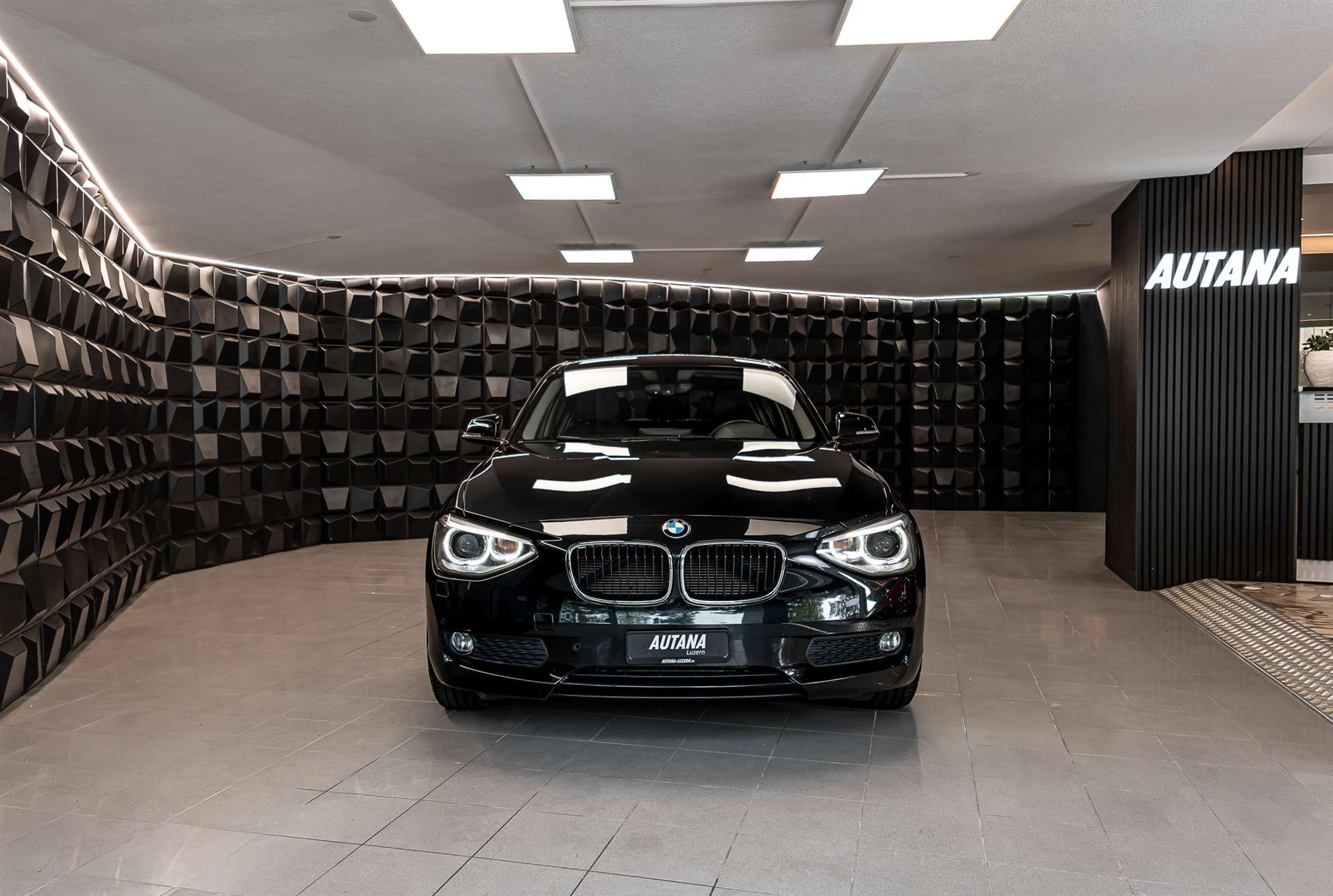 BMW 116i Steptronic-showroom-element-3