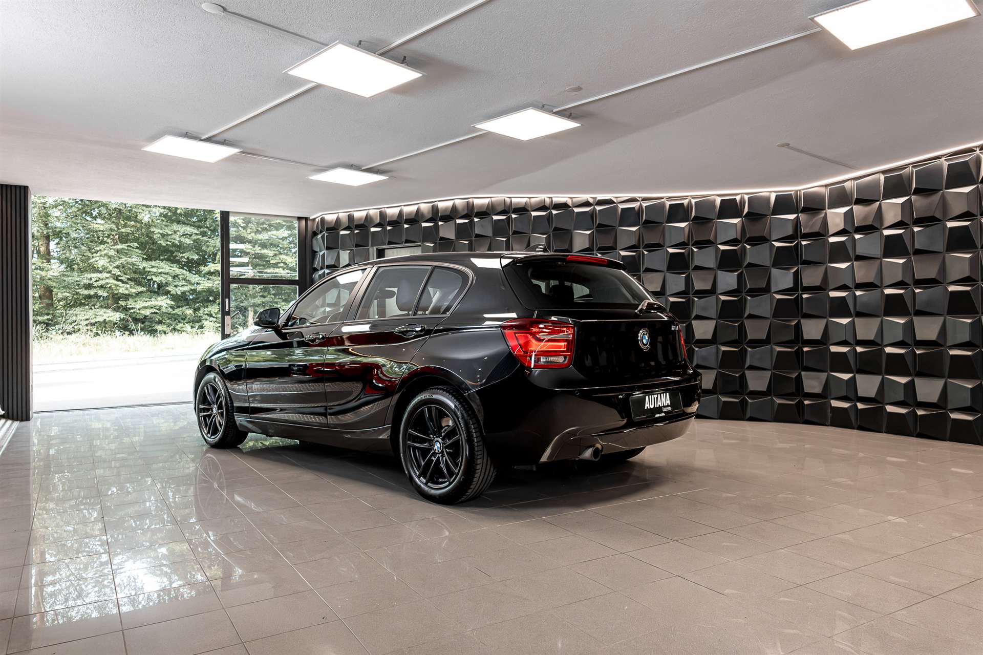 BMW 116i Steptronic-showroom-element-2