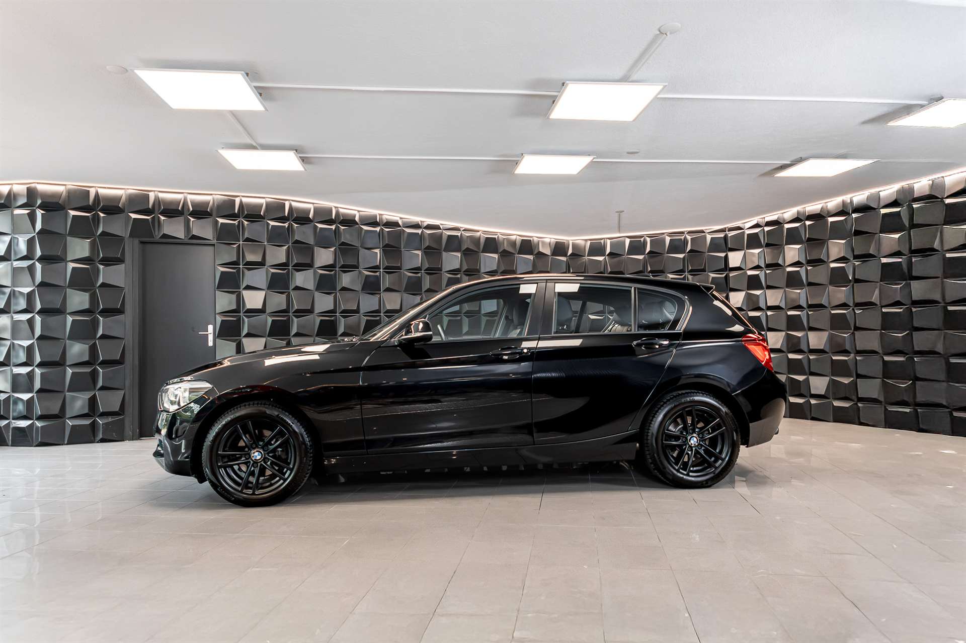 BMW 116i Steptronic-showroom-element-1