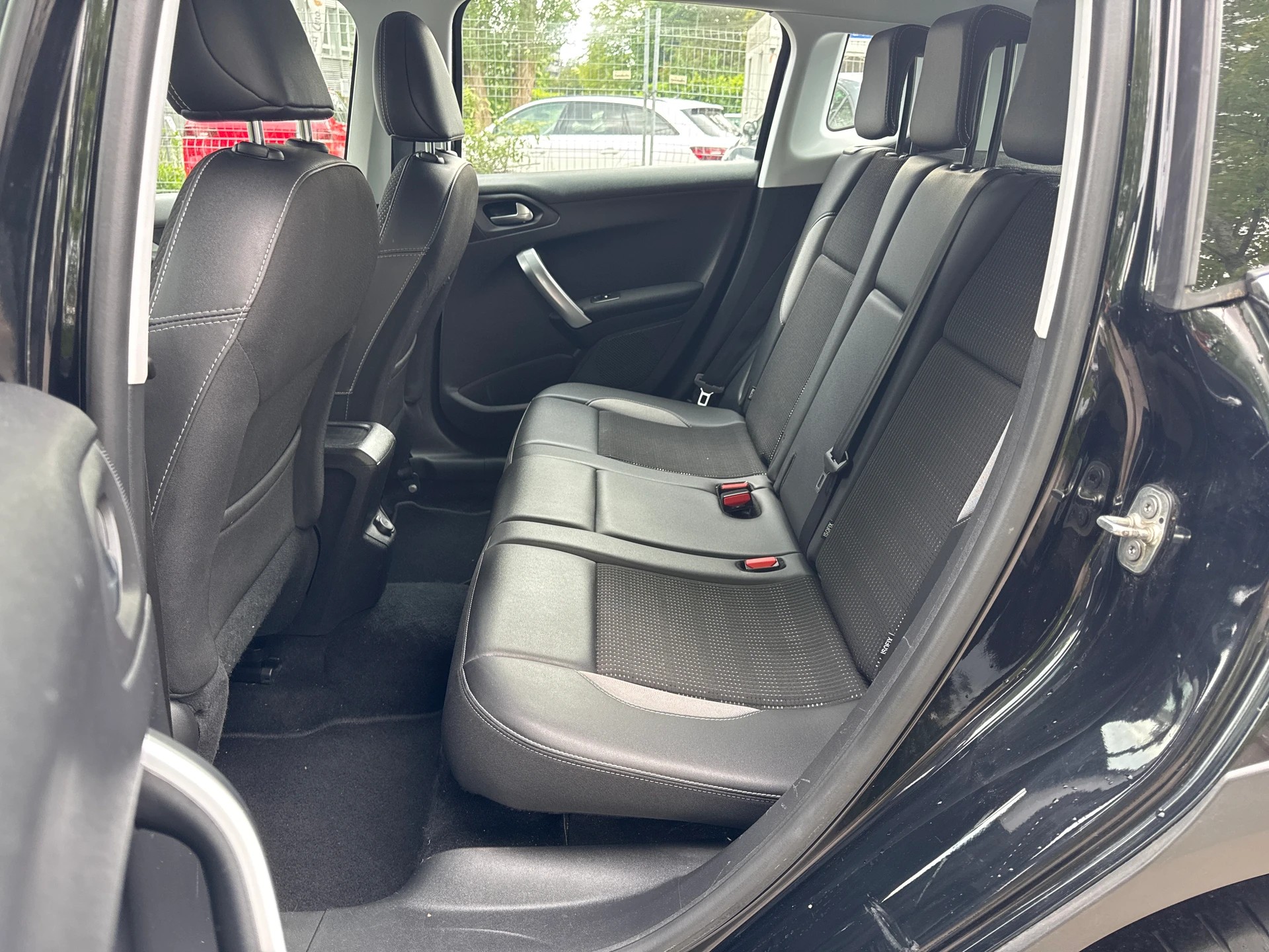 PEUGEOT 2008 1.5 BlueHDi Allure * Teil-Leder * Gr. Navi * Klima-auto * Tempomat * PDC H * Frisch Ab MFK-image-2