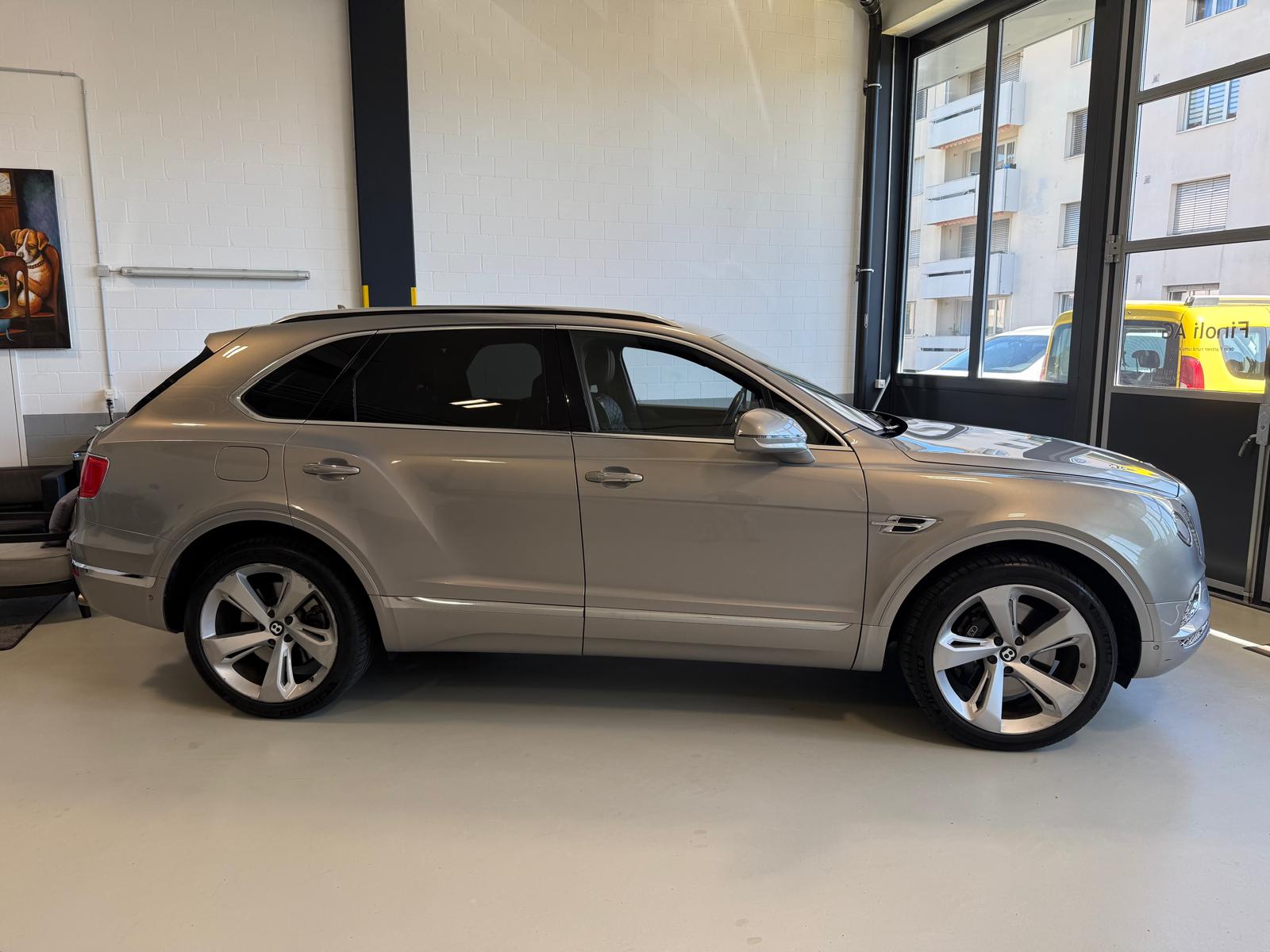 BENTLEY Bentayga W12-showroom-element-2