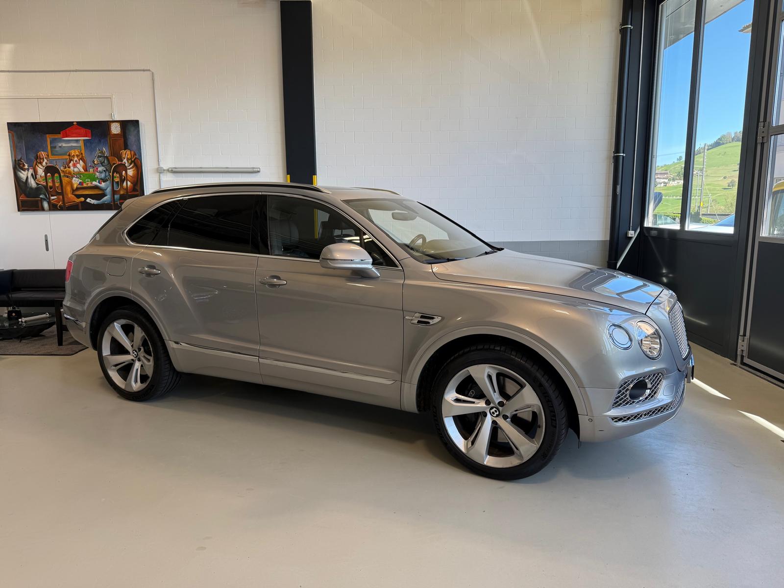 BENTLEY Bentayga W12-showroom-element-1