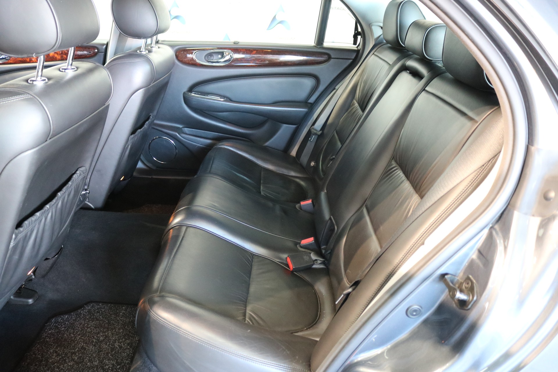 JAGUAR XJ8 LWB 4.2 V8 Executive-showroom-element-3
