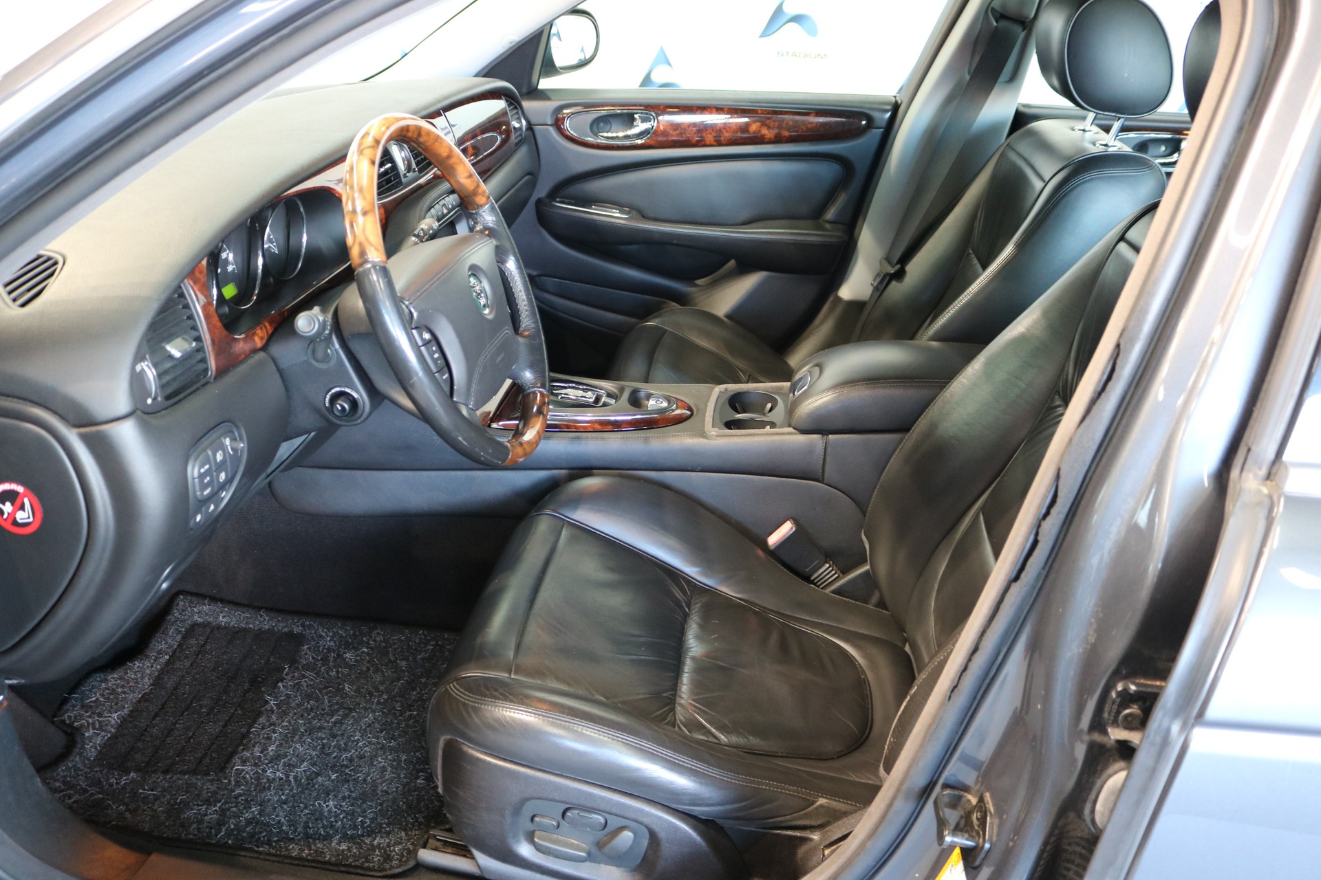JAGUAR XJ8 LWB 4.2 V8 Executive-showroom-element-2