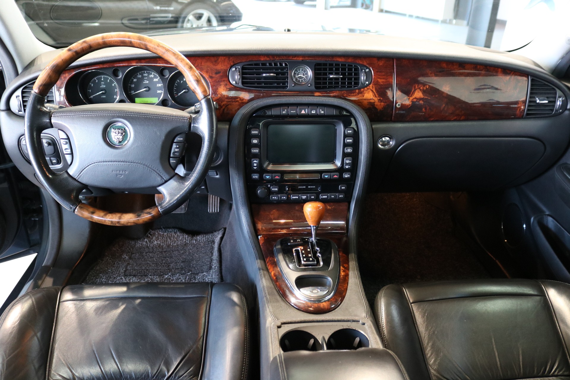 JAGUAR XJ8 LWB 4.2 V8 Executive-showroom-element-1