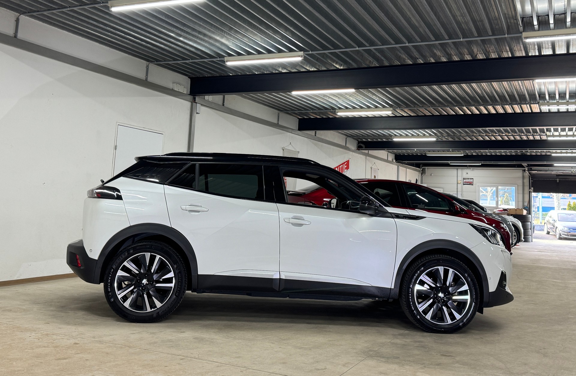 PEUGEOT 2008 e GT Pack-showroom-element-3