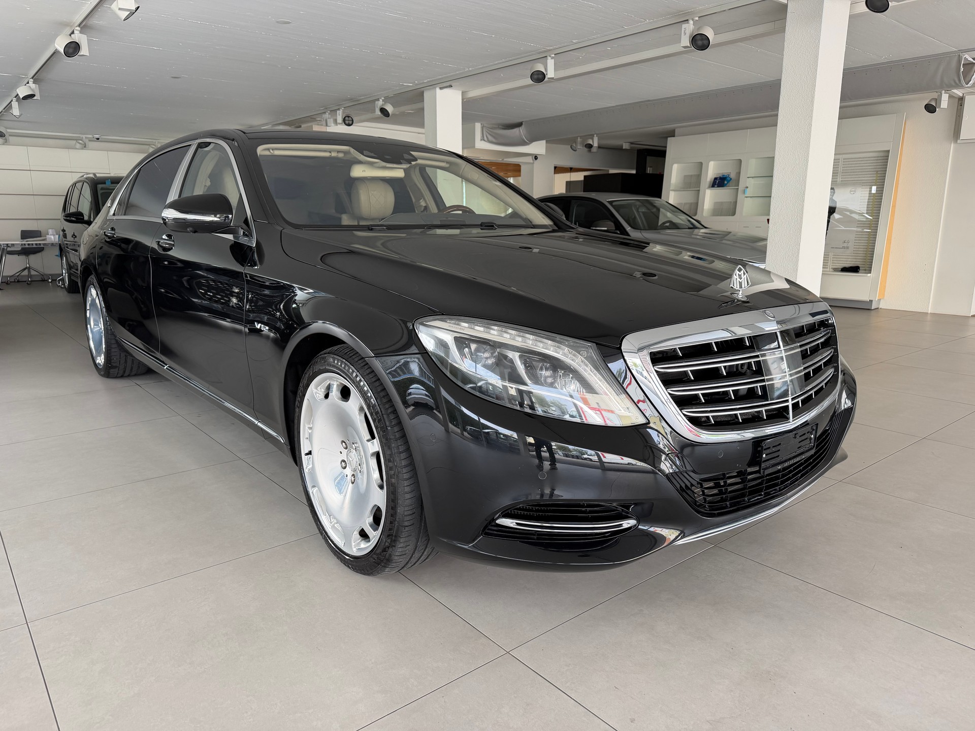 MERCEDES-BENZ S 600 Maybach 7G-Tronic-showroom-element-1