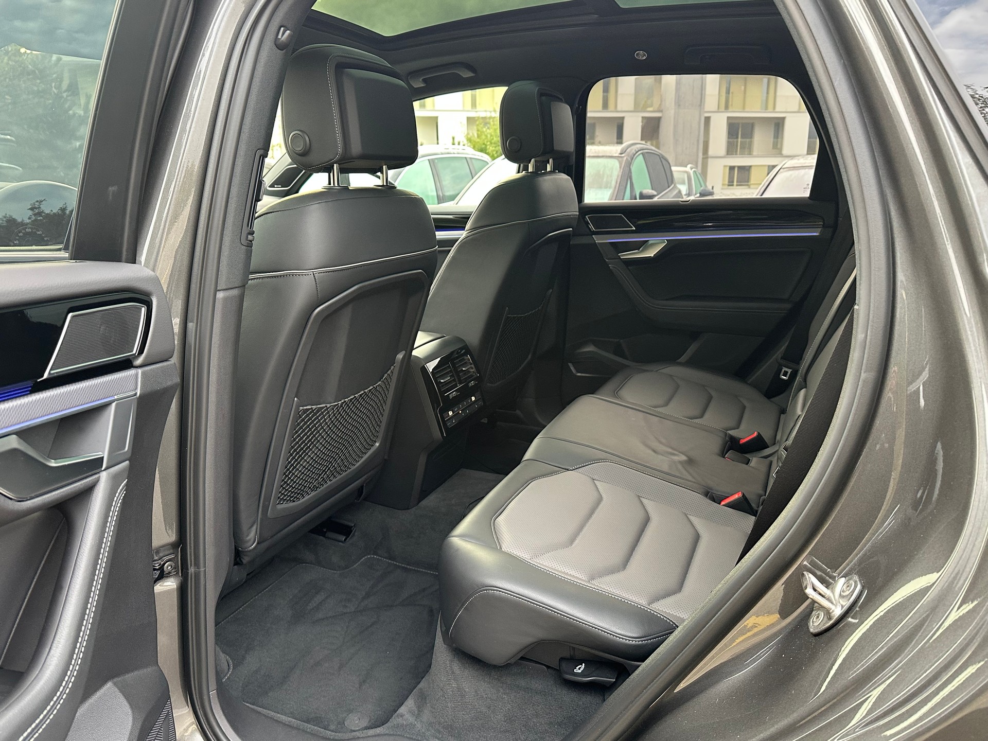 VW Touareg 4.0 V8 TDI R-Line Tiptronic-image-17