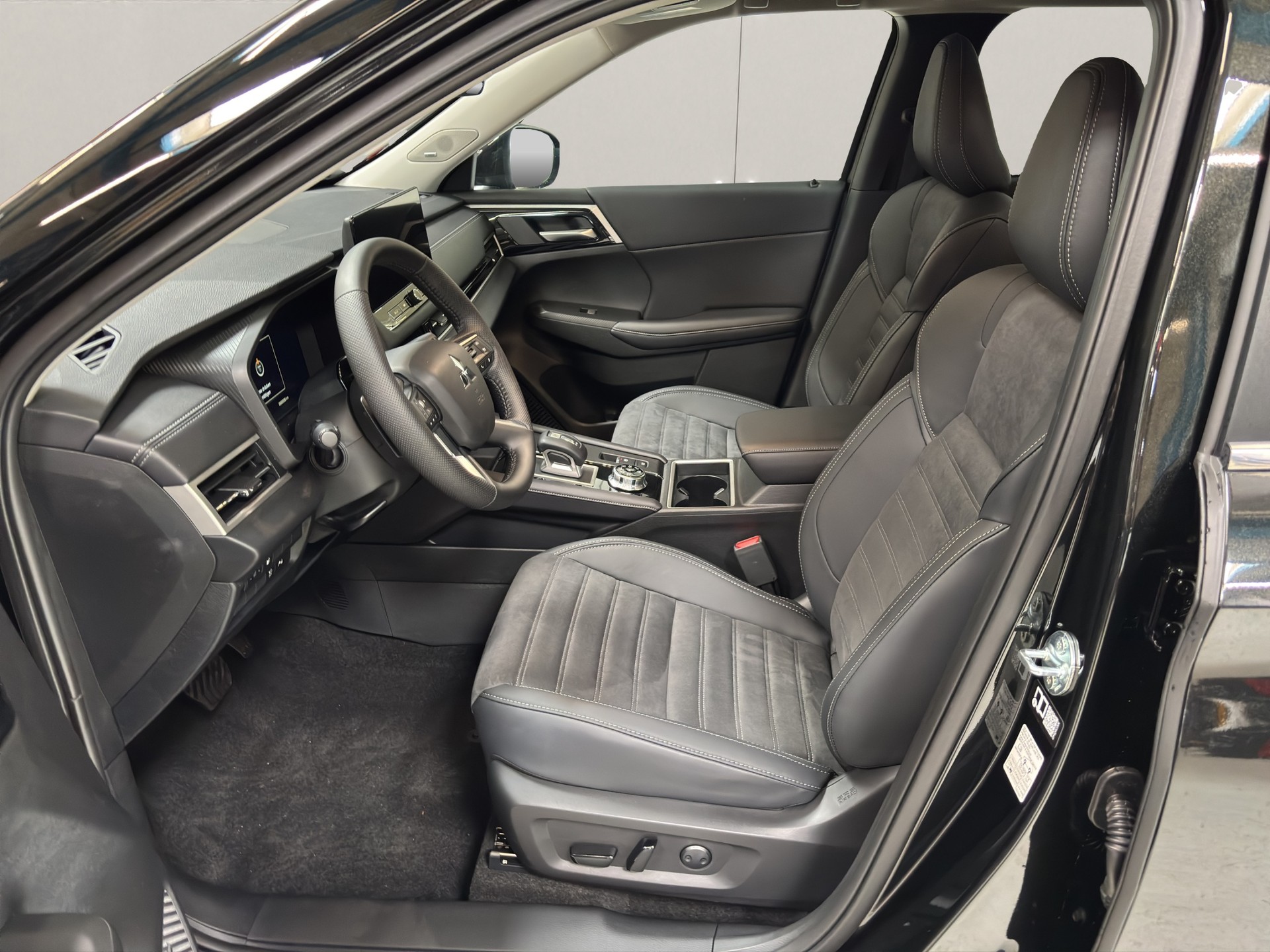 MITSUBISHI Outlander 2.4 PHEV Invite 4x4-image-6