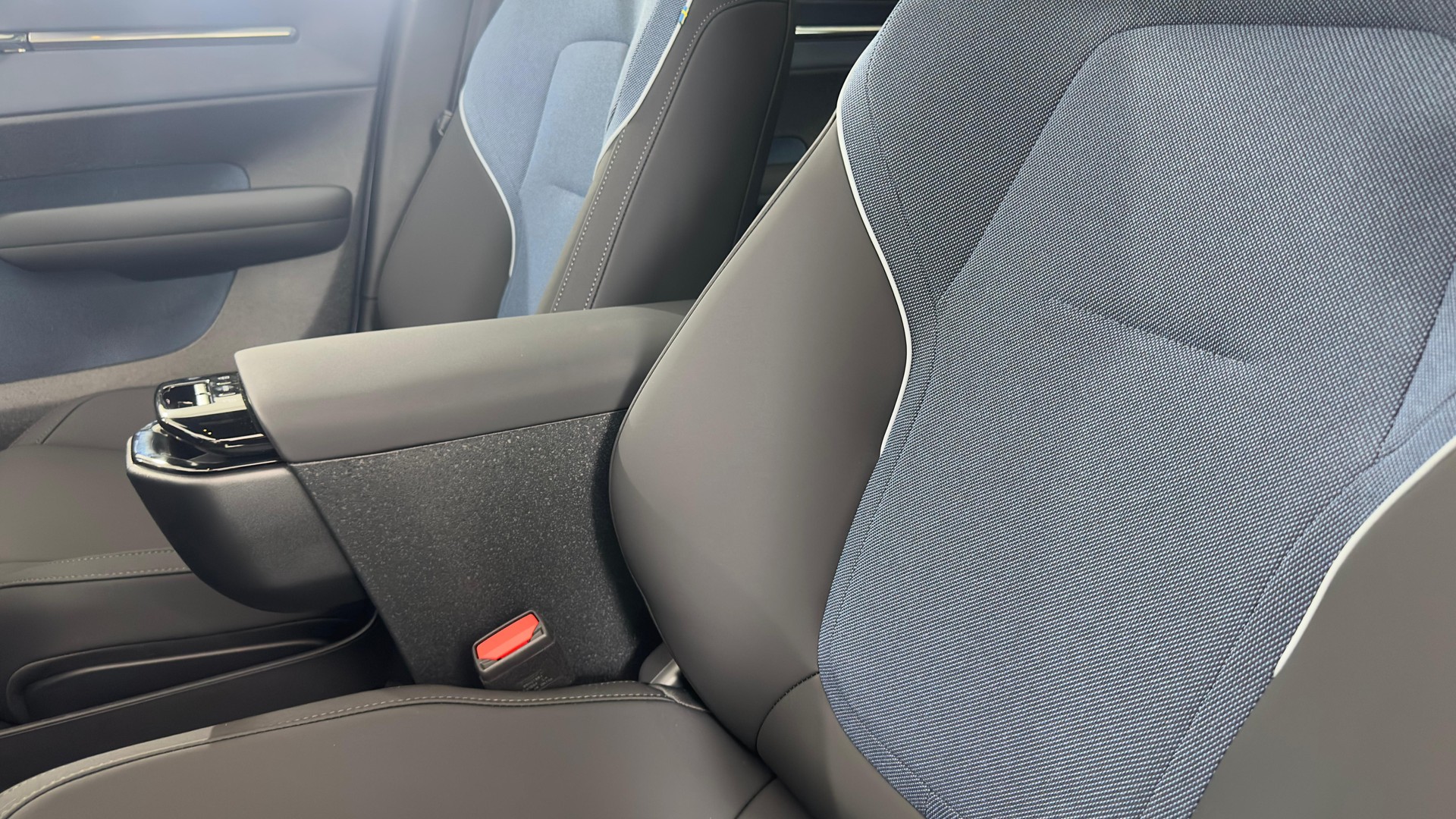 VOLVO EX 30 E60 Twin Plus Performance-image-14
