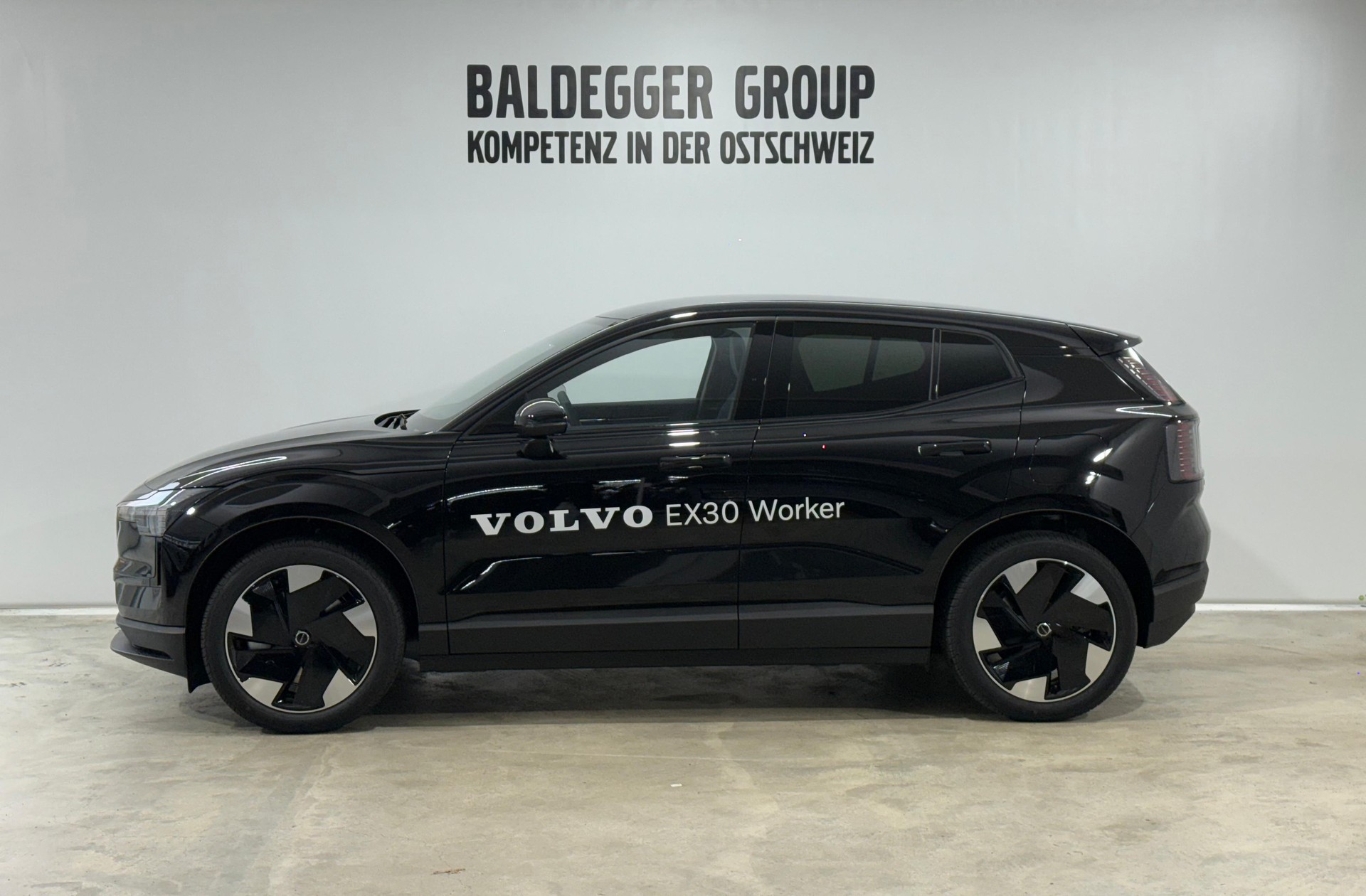 VOLVO EX 30 E60 Twin Plus Performance-showroom-element-1