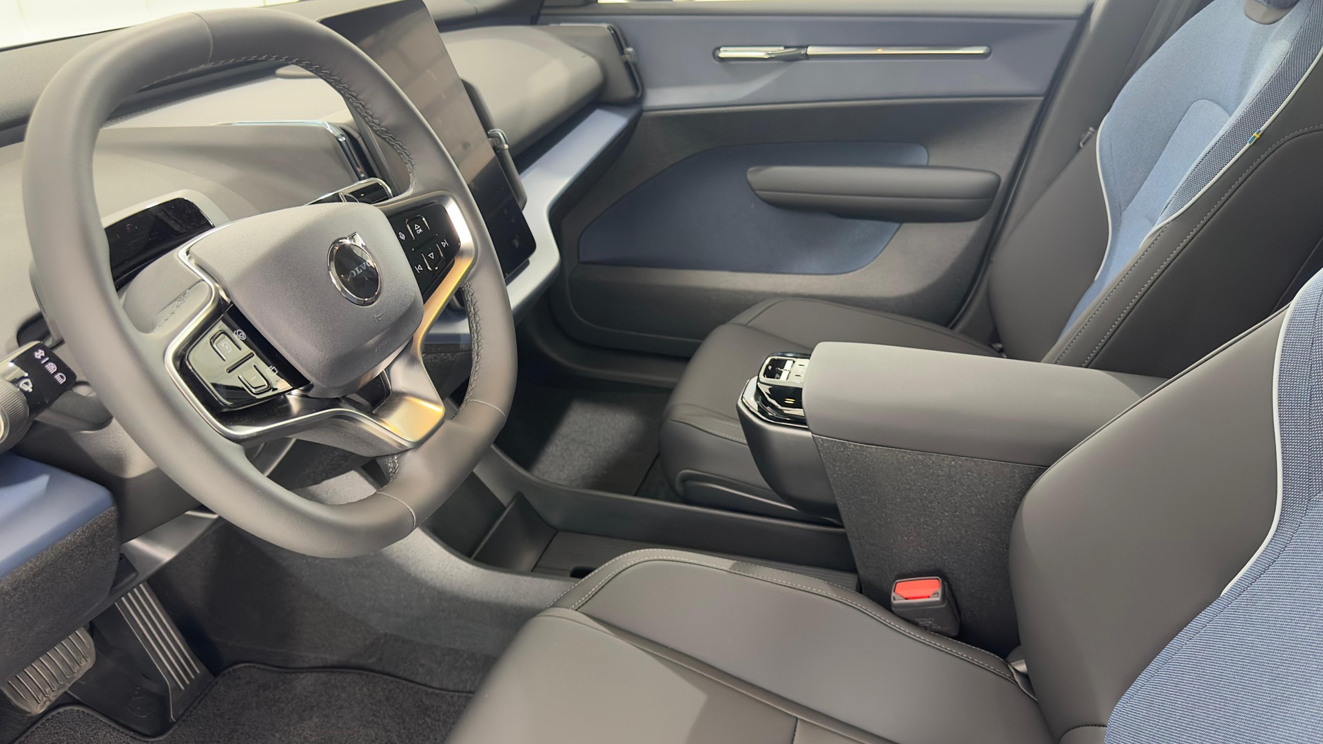 VOLVO EX 30 E60 Twin Plus Performance-showroom-element-3