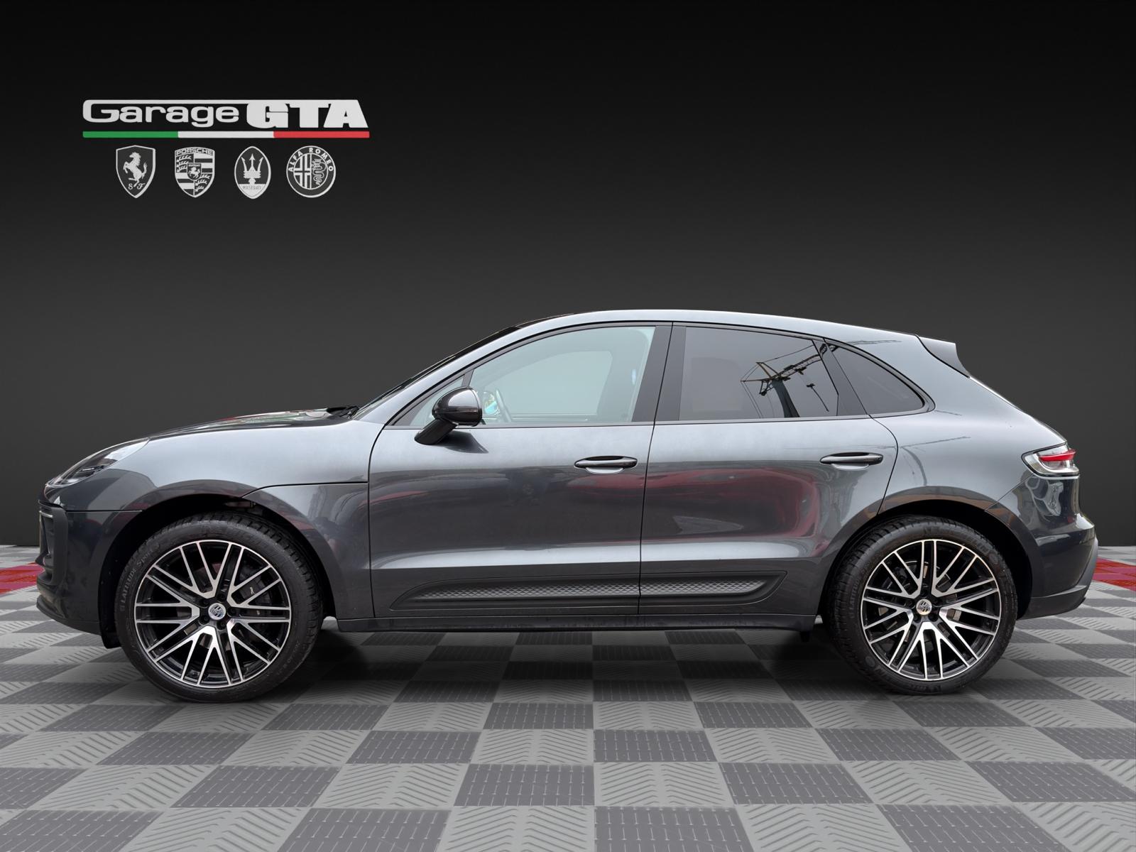 PORSCHE Macan PDK-showroom-element-1