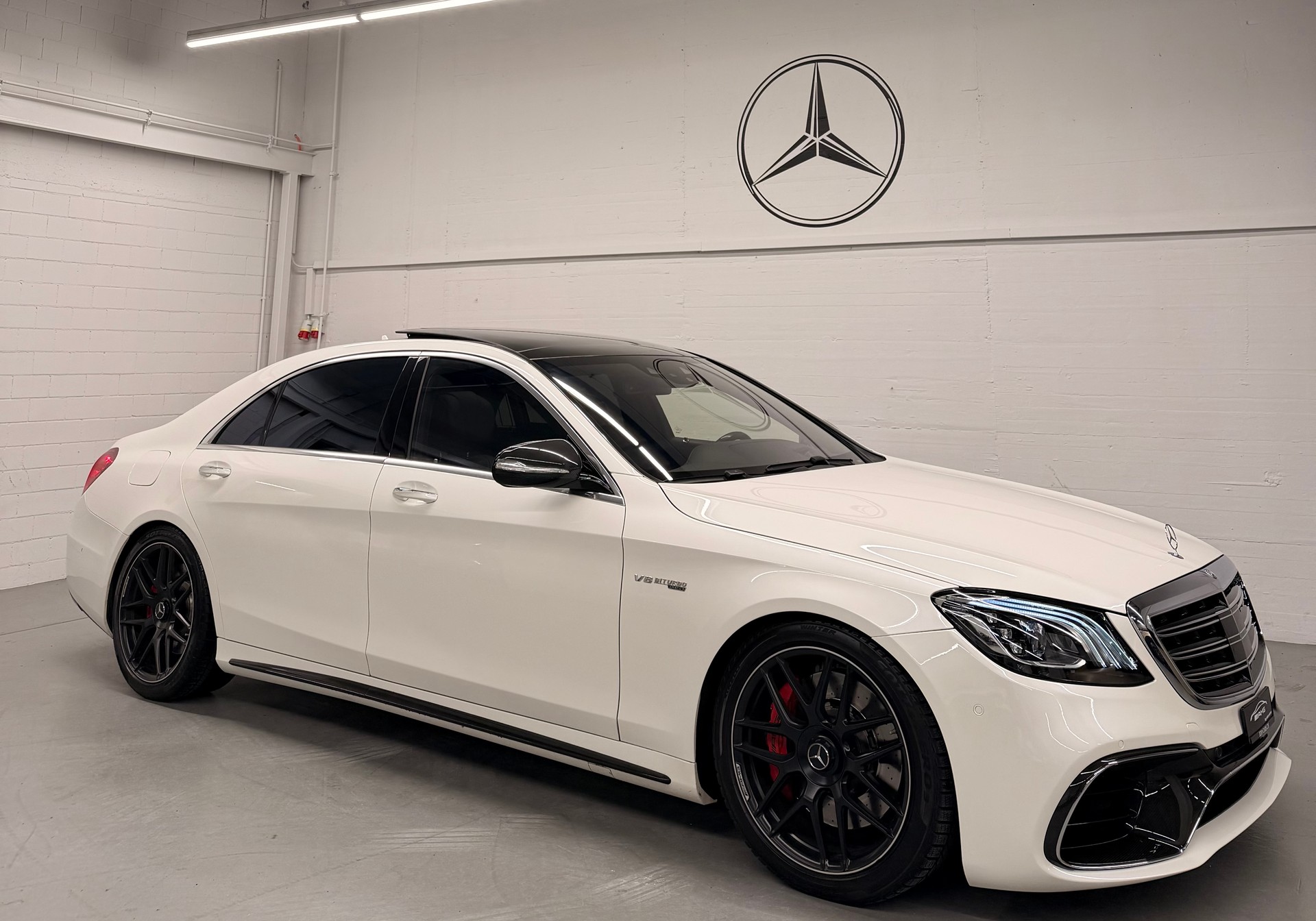 MERCEDES-BENZ S 63 AMG L 4Matic+ 9G-Tronic White Black Performance-showroom-element-1