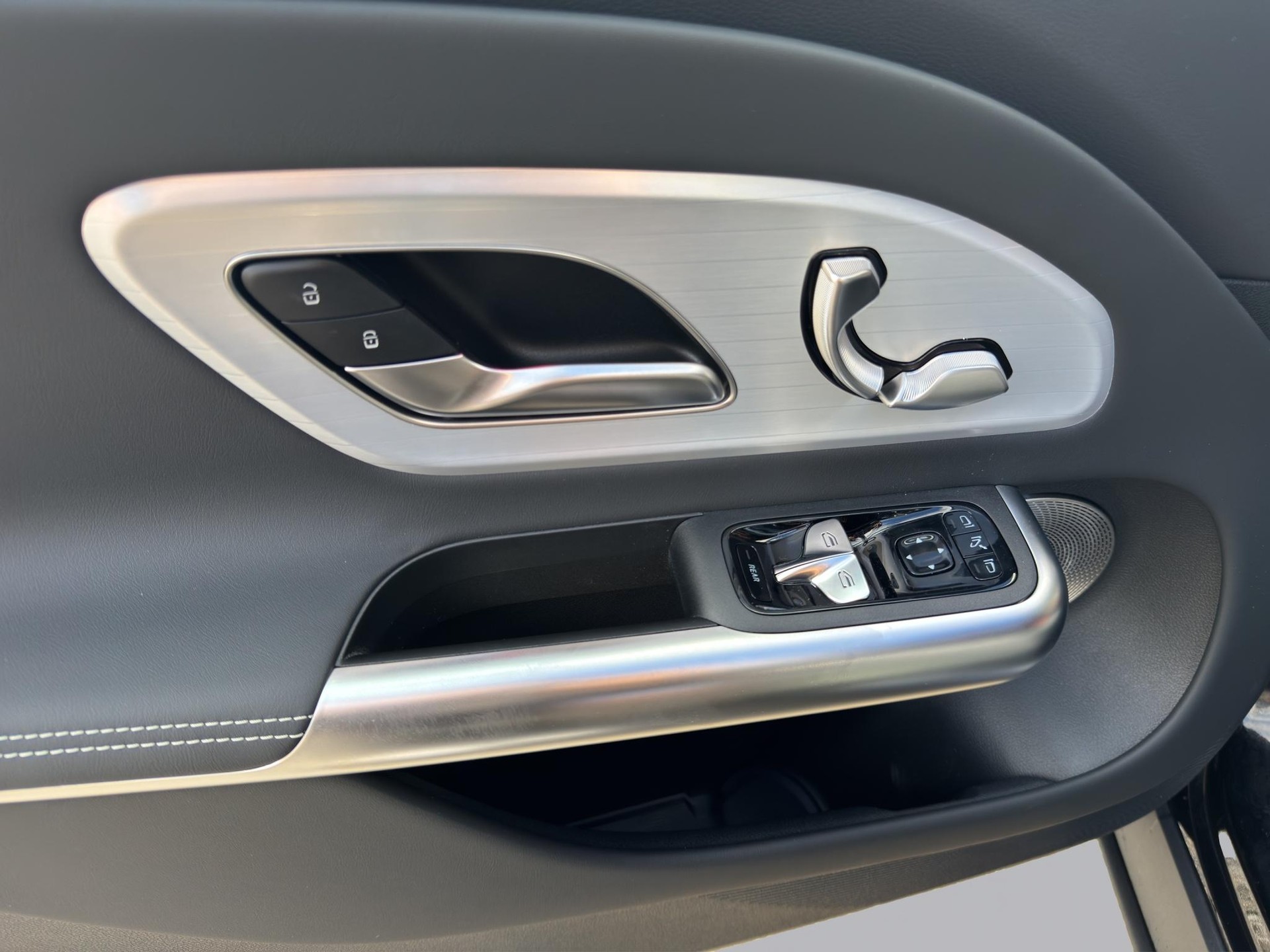 MERCEDES-BENZ GLB 350 4matic-image-9