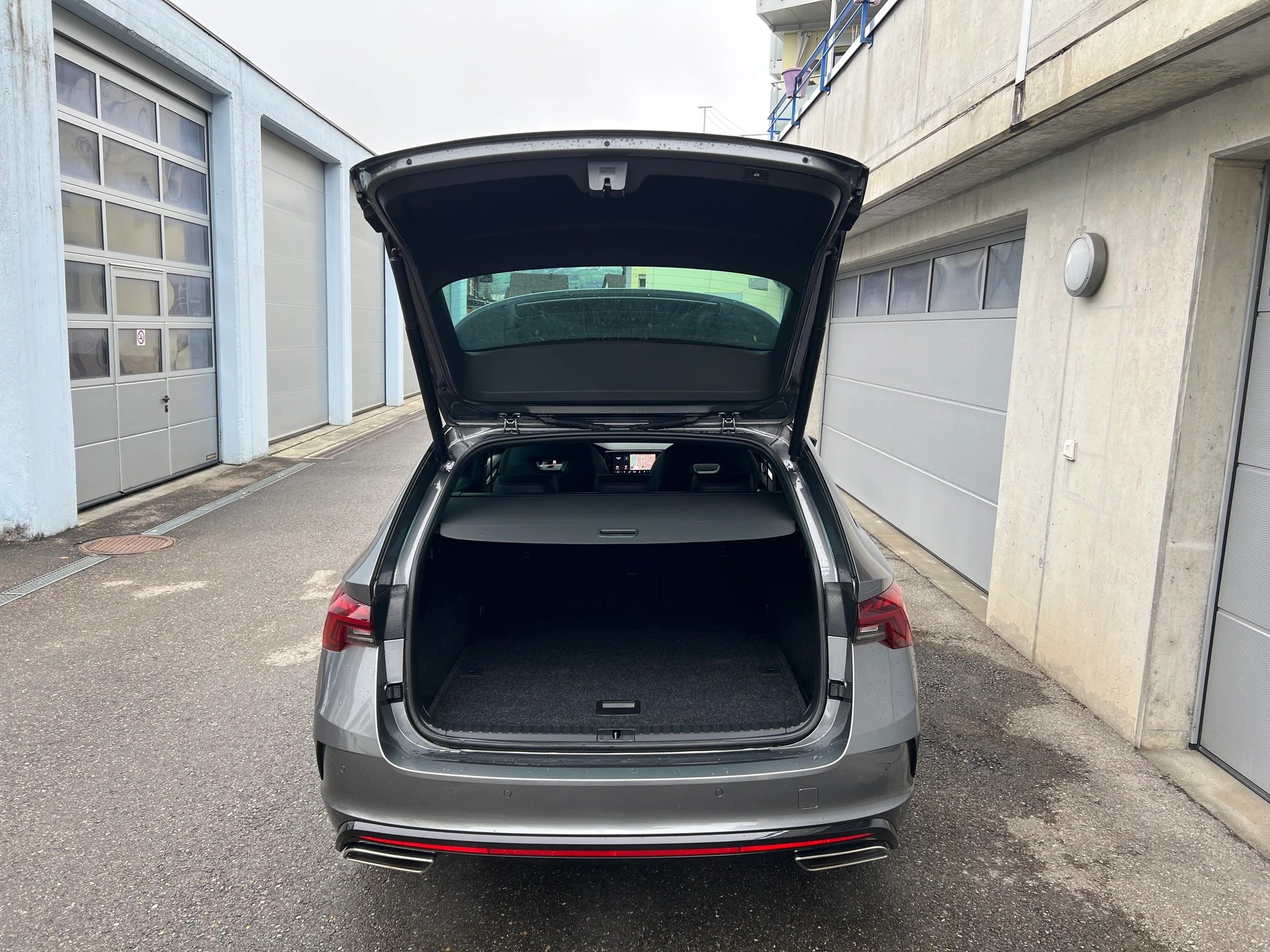 SKODA Octavia Combi 2.0 TSI DSG RS-image-30