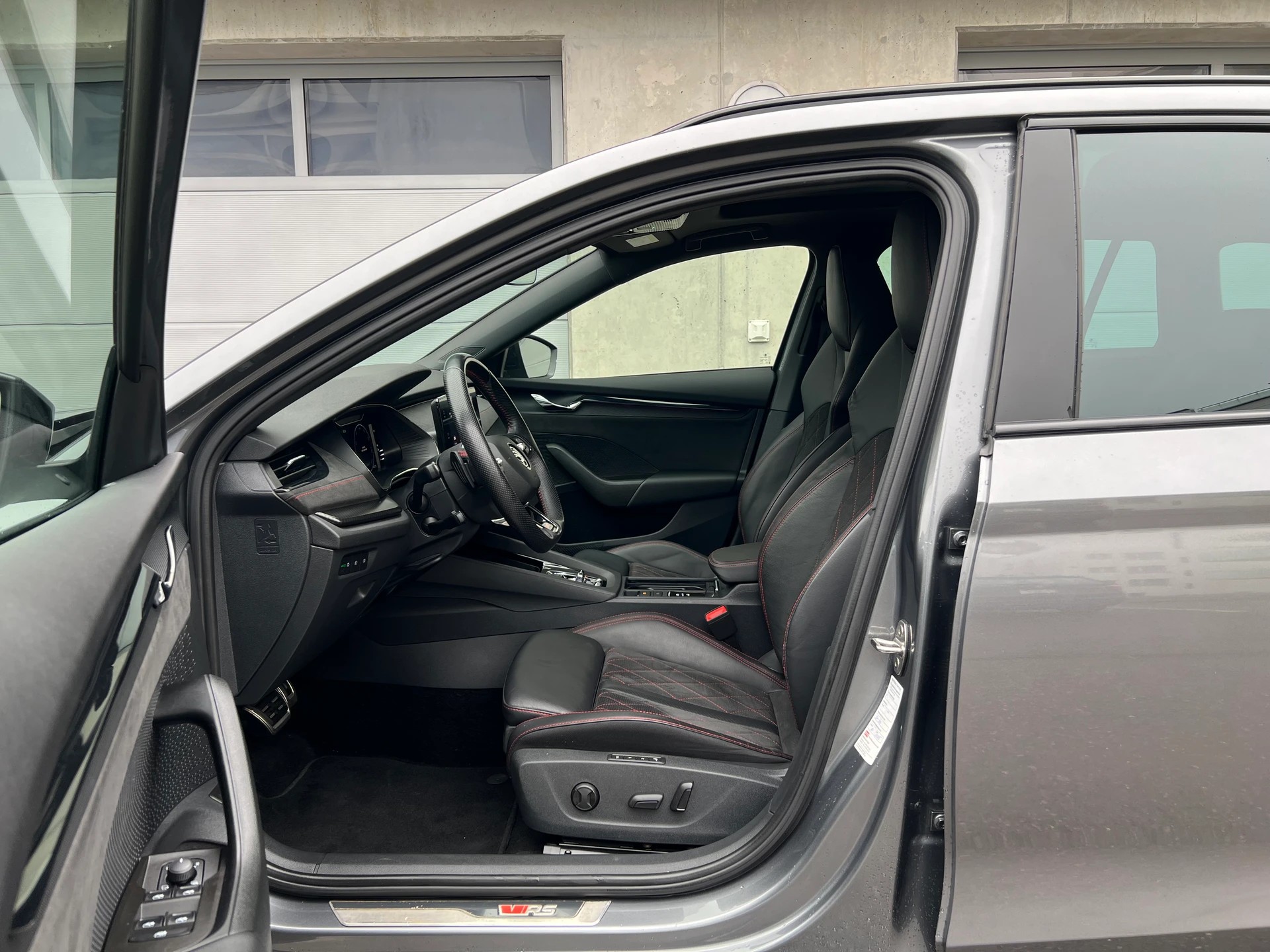 SKODA Octavia Combi 2.0 TSI DSG RS-image-11
