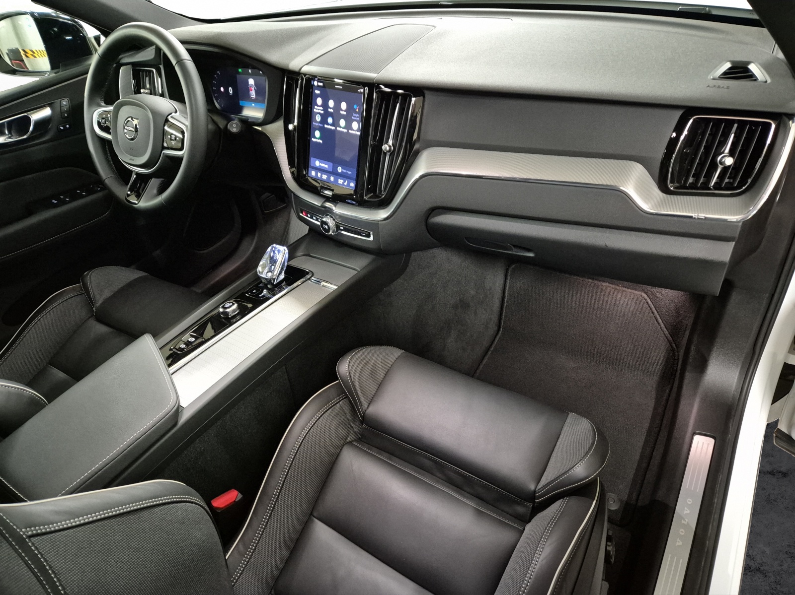 VOLVO XC60 2.0 B5 MH Plus Dark AWD-image-17