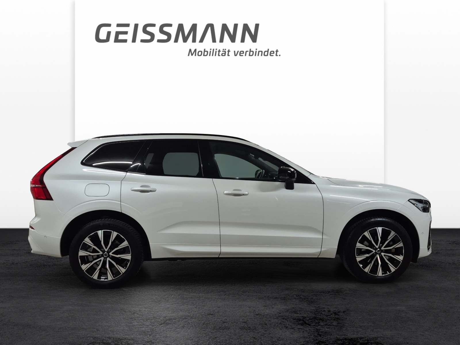 VOLVO XC60 2.0 B5 MH Plus Dark AWD-showroom-element-2