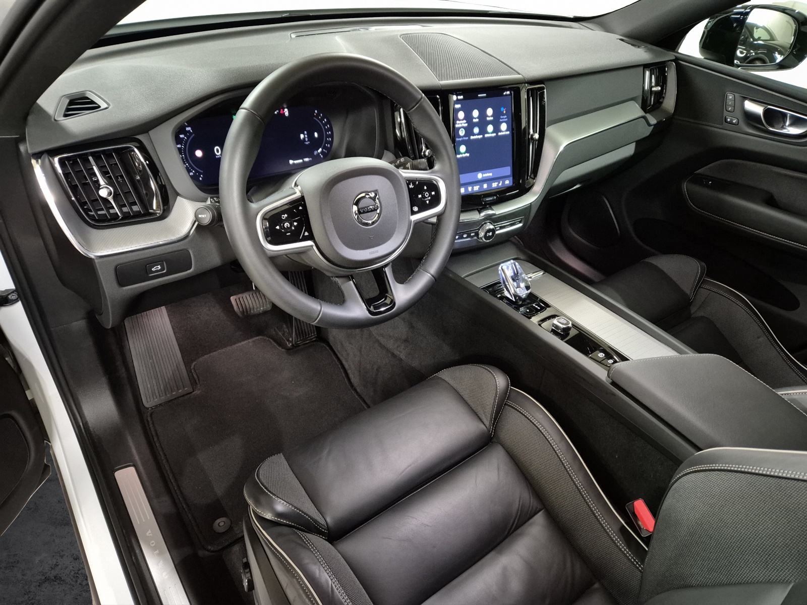 VOLVO XC60 2.0 B5 MH Plus Dark AWD-image-8