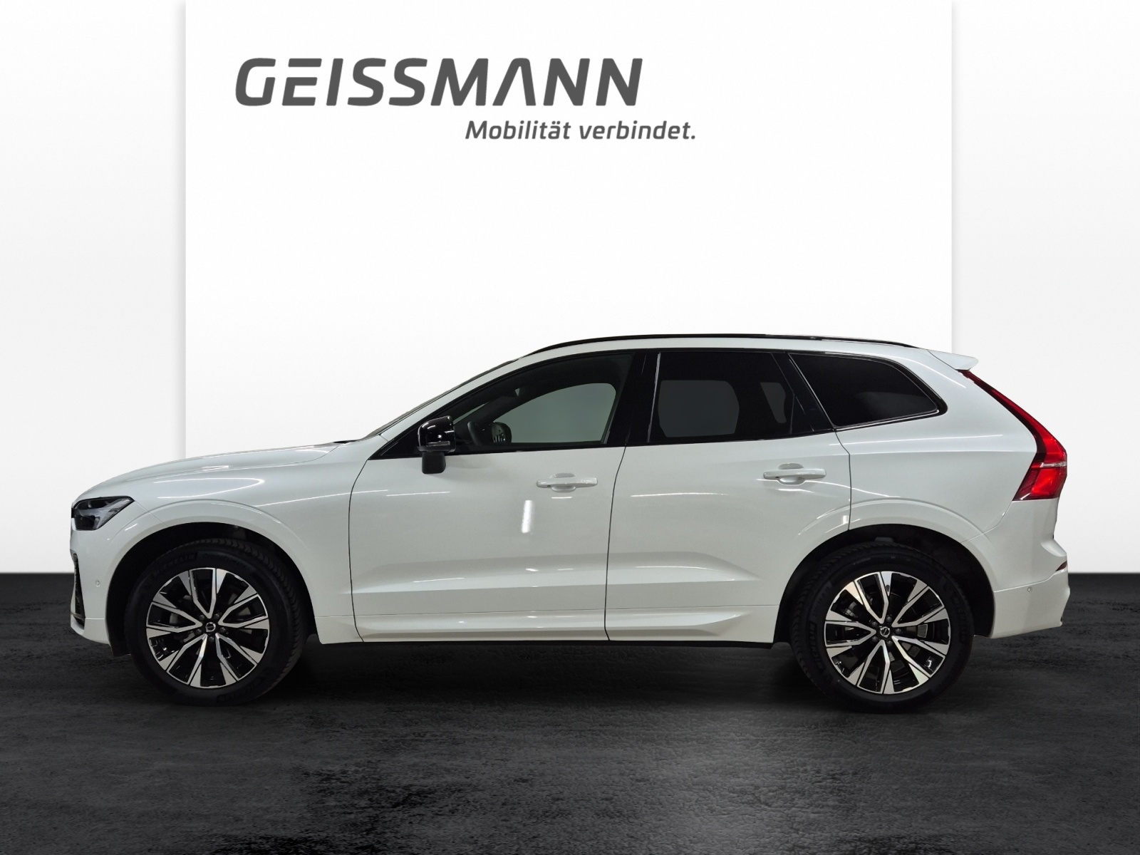 VOLVO XC60 2.0 B5 MH Plus Dark AWD-showroom-element-3