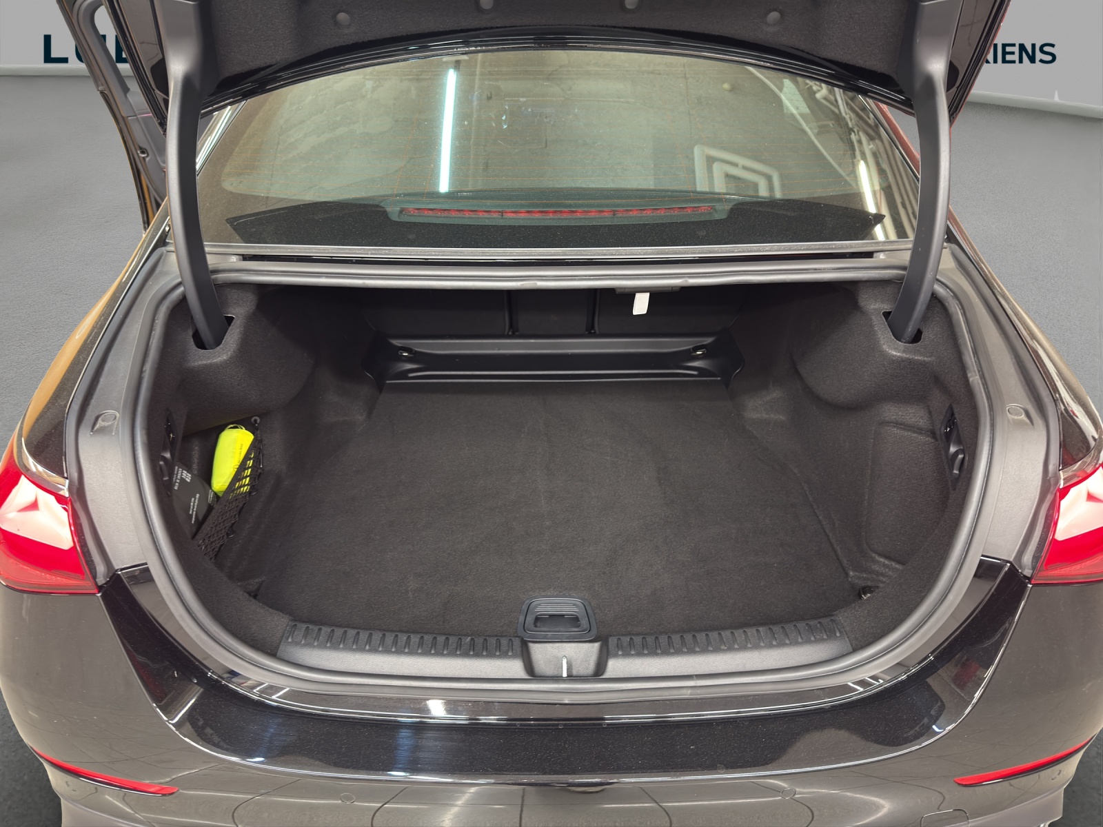MERCEDES-BENZ E 220 d 4M - AMG / DISTRONIC / 360 Grad Kamera / Panorama-Dach-image-13