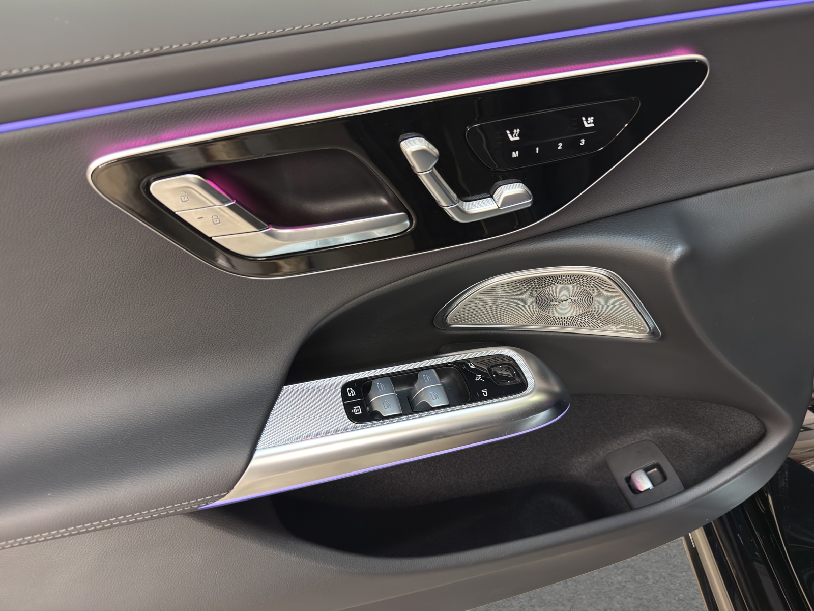 MERCEDES-BENZ E 220 d 4M - AMG / DISTRONIC / 360 Grad Kamera / Panorama-Dach-image-11