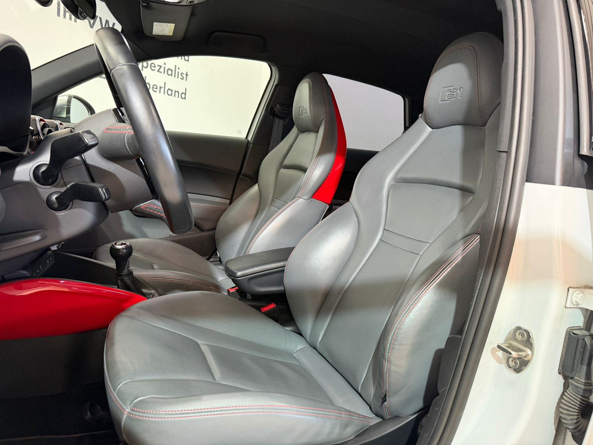 AUDI S1 Sportback 2.0 TFSI Sport quattro-image-8