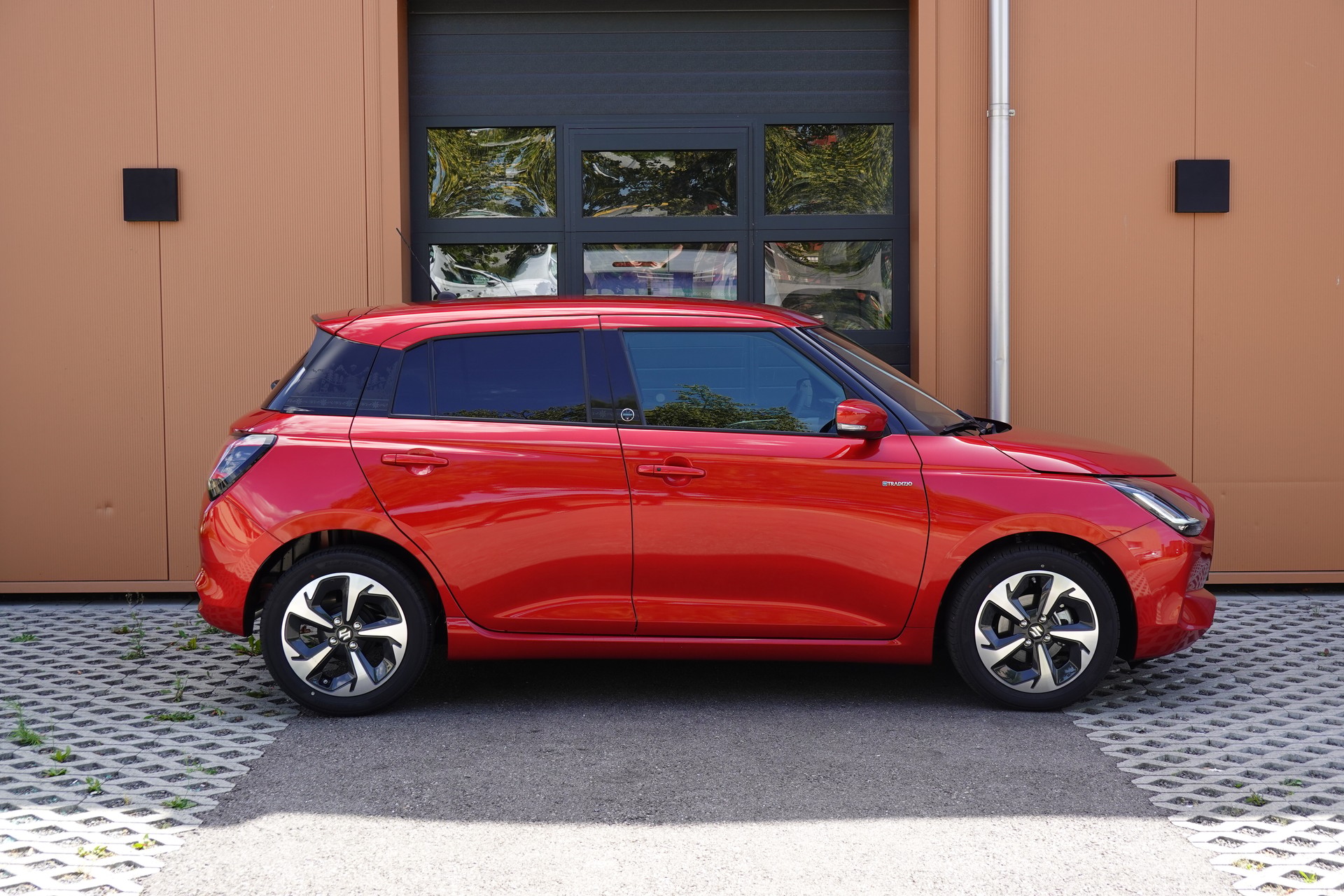 SUZUKI Swift 1.2 Tradizio Top Hybrid CVT - "5 ans de garantie * Rétro Elect * Caméra * GPS * Apple Car Play * Rabais Taxe Auto"-showroom-element-3