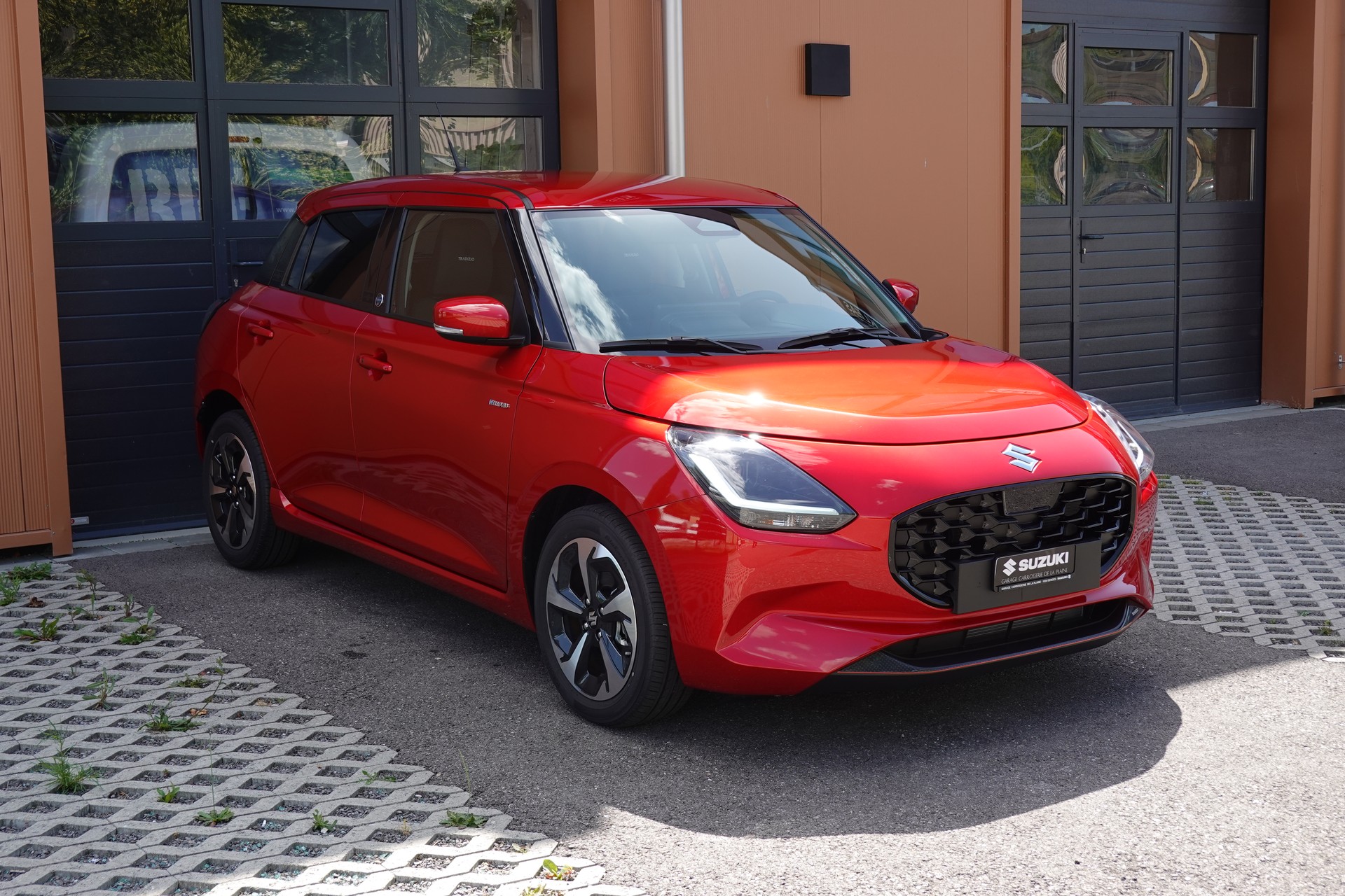 SUZUKI Swift 1.2 Tradizio Top Hybrid CVT - "5 ans de garantie * Rétro Elect * Caméra * GPS * Apple Car Play * Rabais Taxe Auto"-showroom-element-2