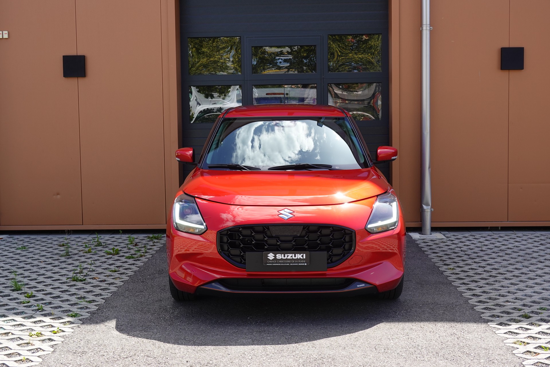 SUZUKI Swift 1.2 Tradizio Top Hybrid CVT - "5 ans de garantie * Rétro Elect * Caméra * GPS * Apple Car Play * Rabais Taxe Auto"-showroom-element-1
