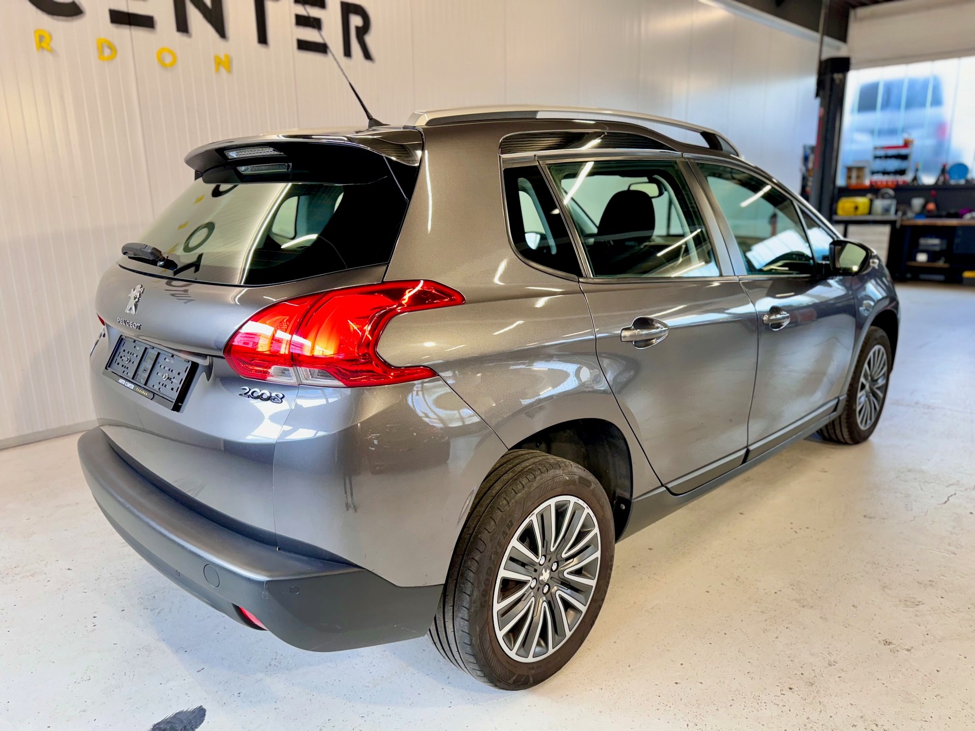 PEUGEOT 2008 1.2 PureTech Active EAT6-showroom-element-2