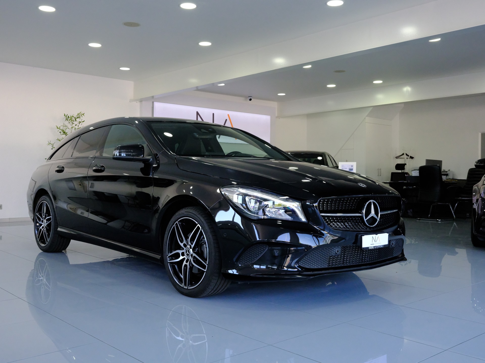 MERCEDES-BENZ CLA Shooting Brake 200 Urban 7G-DCT-showroom-element-1
