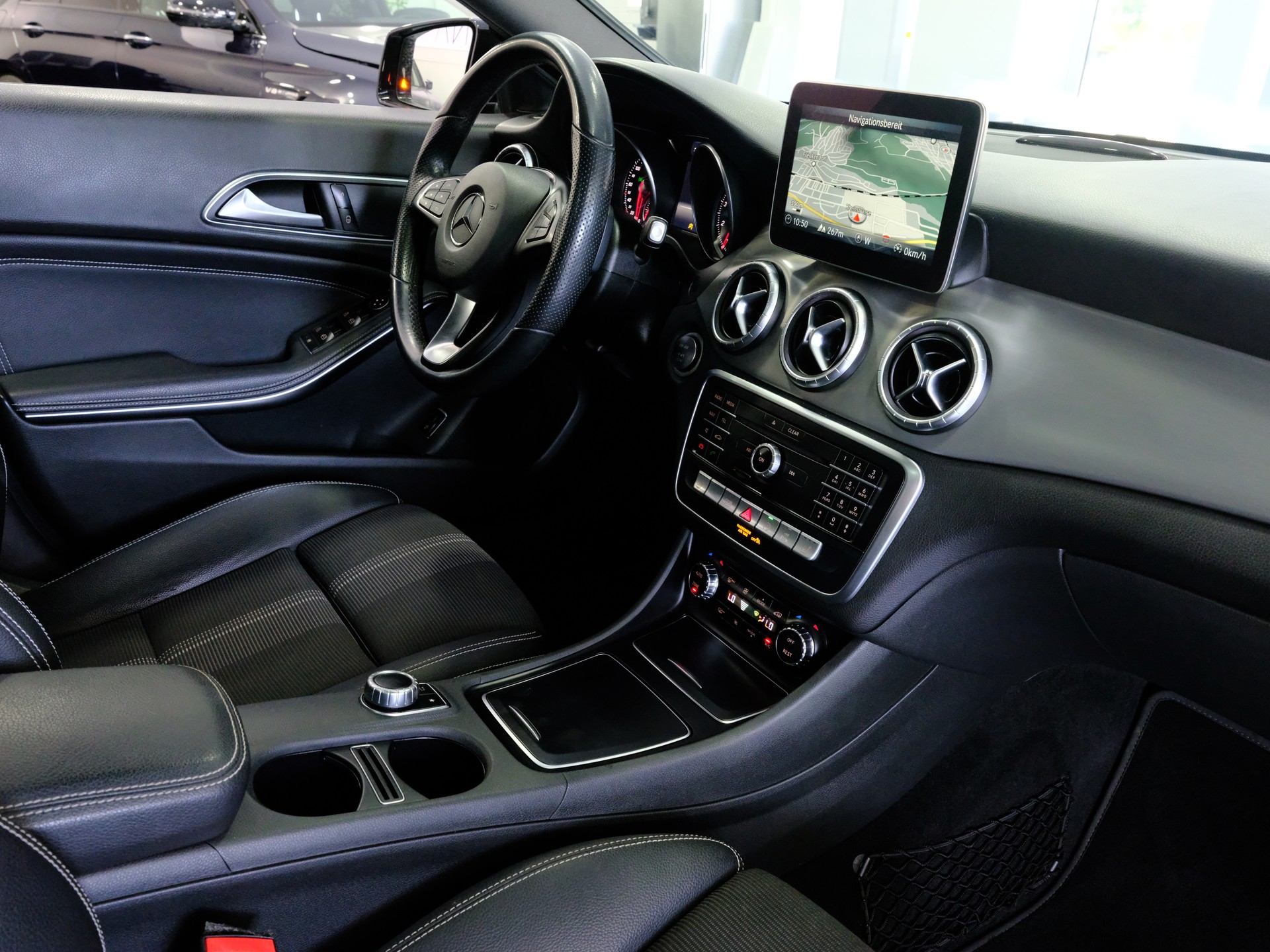 MERCEDES-BENZ CLA Shooting Brake 200 Urban 7G-DCT-image-13
